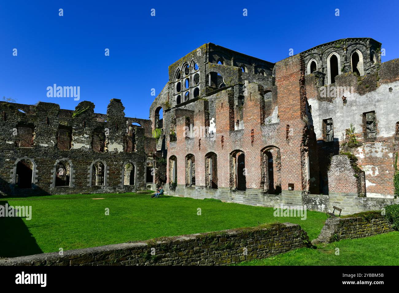 Resti del muro del chiostro e della chiesa nell'Abbazia abbandonata di Villers fondata nel 1146. Villers-la-Ville, Belgio. Foto Stock