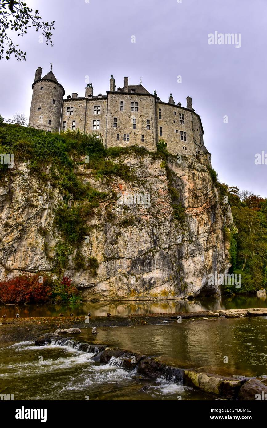 Walzin Catle, di proprietà privata del XIII secolo, che sorge sopra una scogliera nella valle del fiume Lesse. Dinant, Belgio Foto Stock