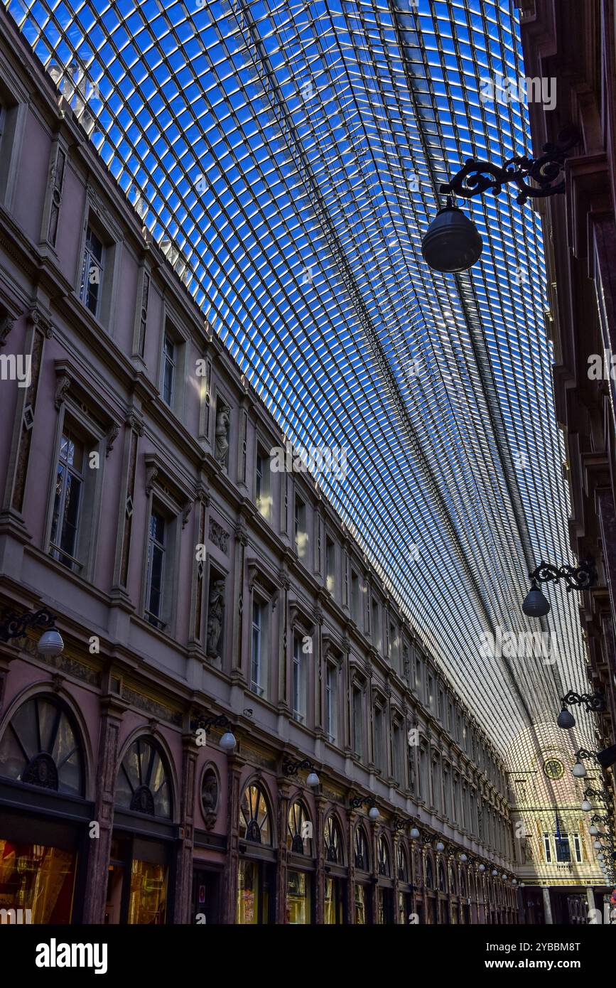 Tetto in vetro della Galleria del Re delle 1847 gallerie reali Saint-Hubert, Bruxelles, Belgio. La più antica delle famose gallerie di negozi d'Europa Foto Stock