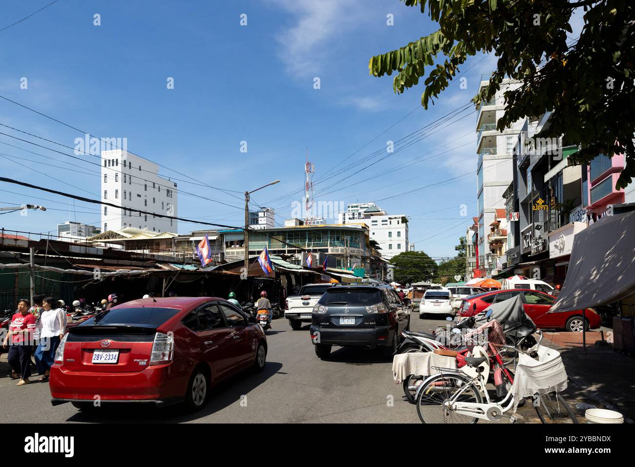 Attività quotidiane impegnative di fronte al mercato centrale, Phnom Penh, Cambogia Foto Stock