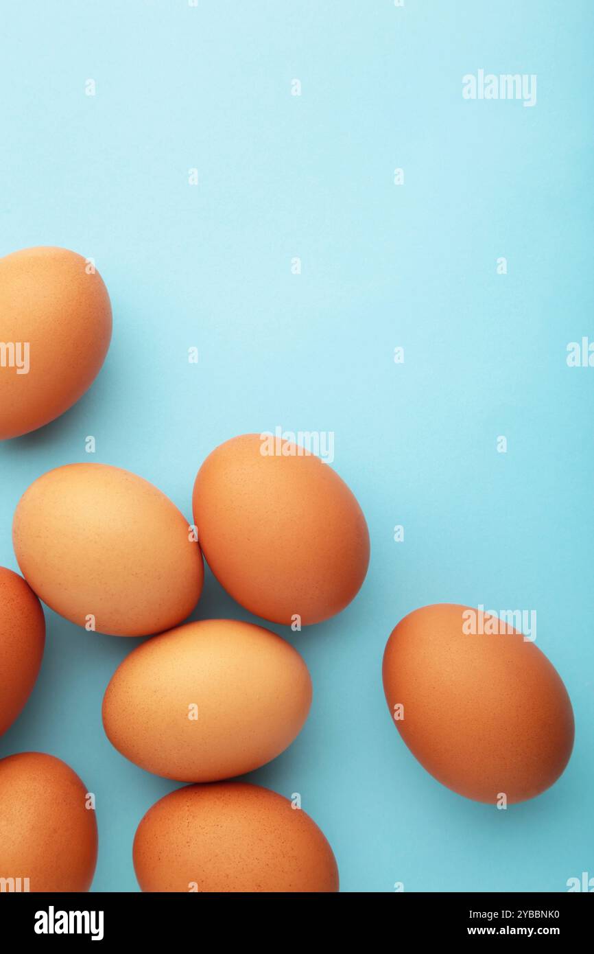 Uova di pollo su sfondo giallo. Prodotti agricoli, uova naturali. Vista dall'alto Foto Stock