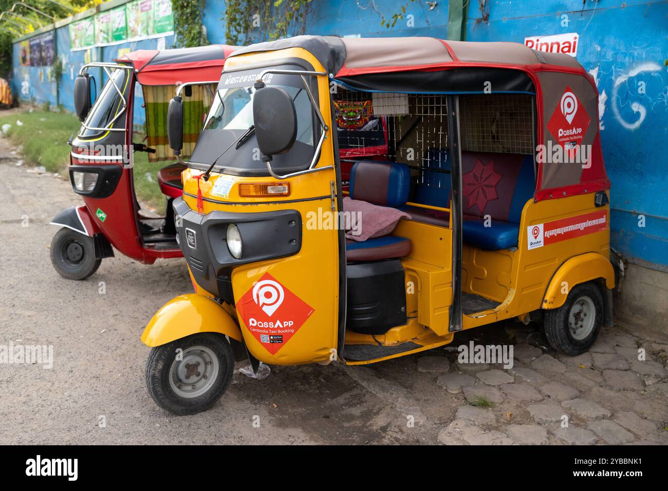 Risciò auto (tuk-tuk) nel centro di Phnom Penh, Cambogia Foto Stock