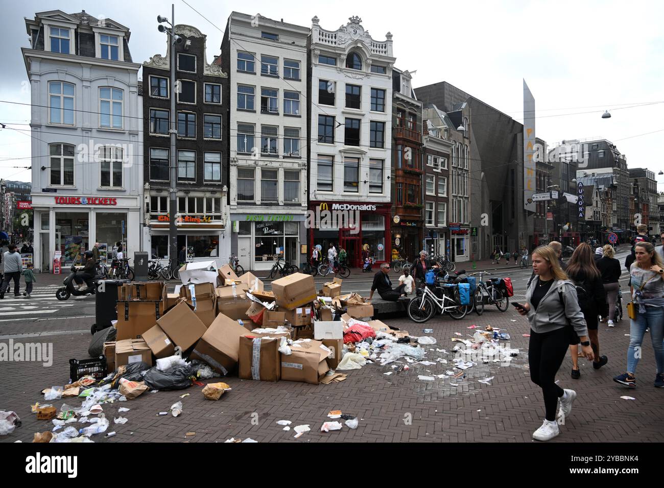 Amsterdam, Paesi Bassi - 26 agosto 2024: Un mucchio di rifiuti in strada nel centro di Amsterdam. Foto Stock