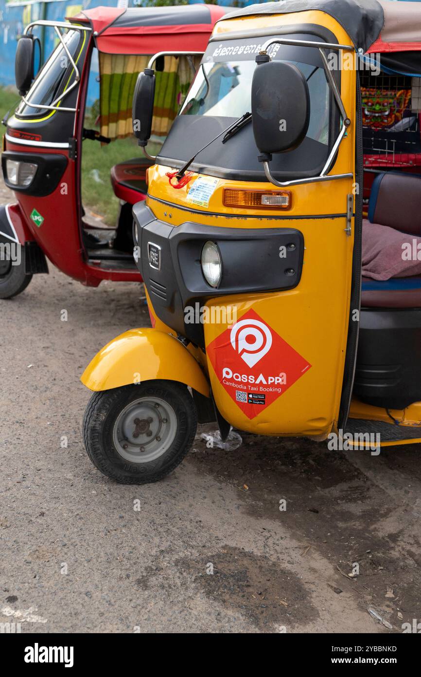 Risciò auto (tuk-tuk) nel centro di Phnom Penh, Cambogia Foto Stock