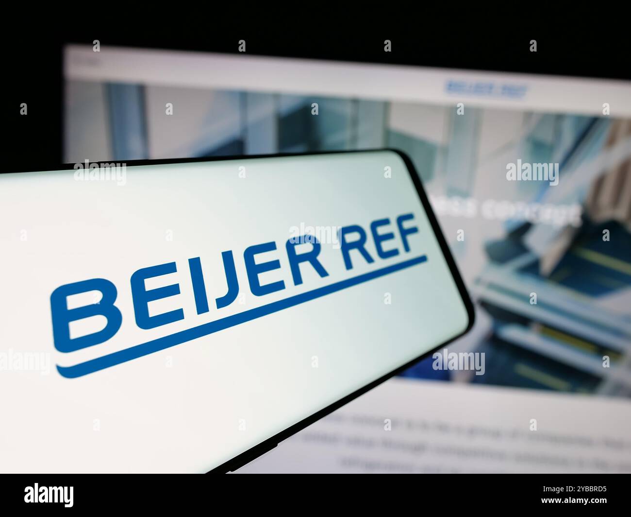 Cellulare con logo della società svedese di HVAC Beijer Ref AB sullo schermo davanti al sito Web. Mettere a fuoco la parte centrale sinistra del display del telefono. Foto Stock