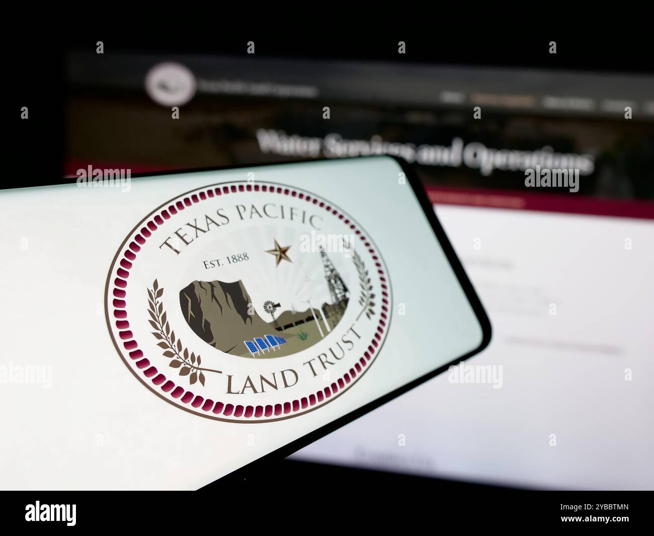 Smartphone con logo della società americana Texas Pacific Land Corporation sullo schermo davanti al sito Web. Mettere a fuoco la parte centrale sinistra del display del telefono. Foto Stock