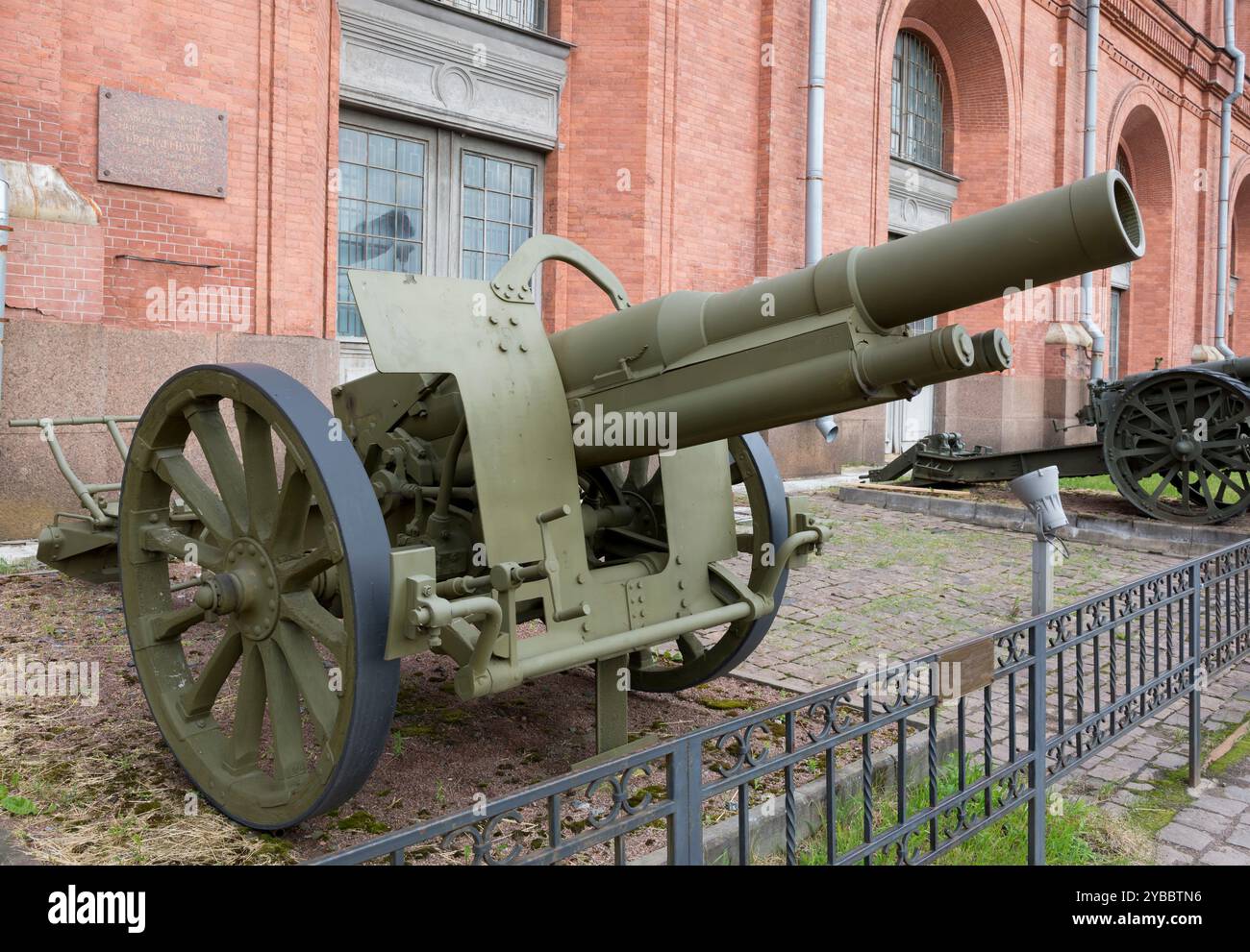 RUSSIA; SAN PIETROBURGO - 8 LUGLIO 152 mm obice da campo francese Saint-Chamond, mod. 1915. Raggio di tiro - 9300 m. peso, kg: Pistole - 3090, guscio - 43, Foto Stock