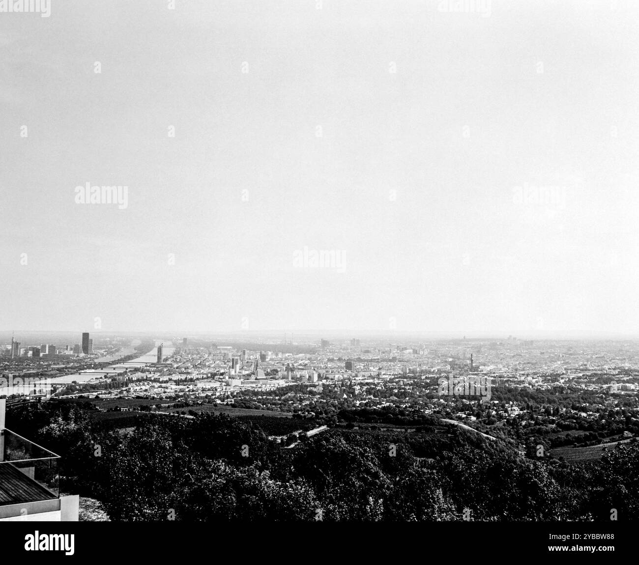 Punto panoramico a Kahlenberg nel 19° distretto della città di Vienna, parte della Wienerwald (foresta viennese), Vienna Austria. Foto Stock