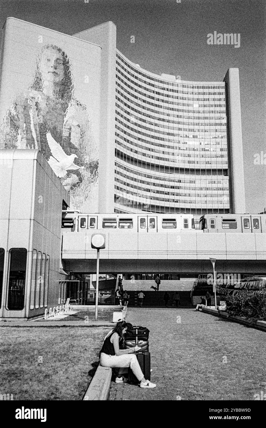 Donna con il murale dove di Fintan Magee al Centro Internazionale di Vienna, sede delle Nazioni Unite, Vienna, Austria, Europa Foto Stock