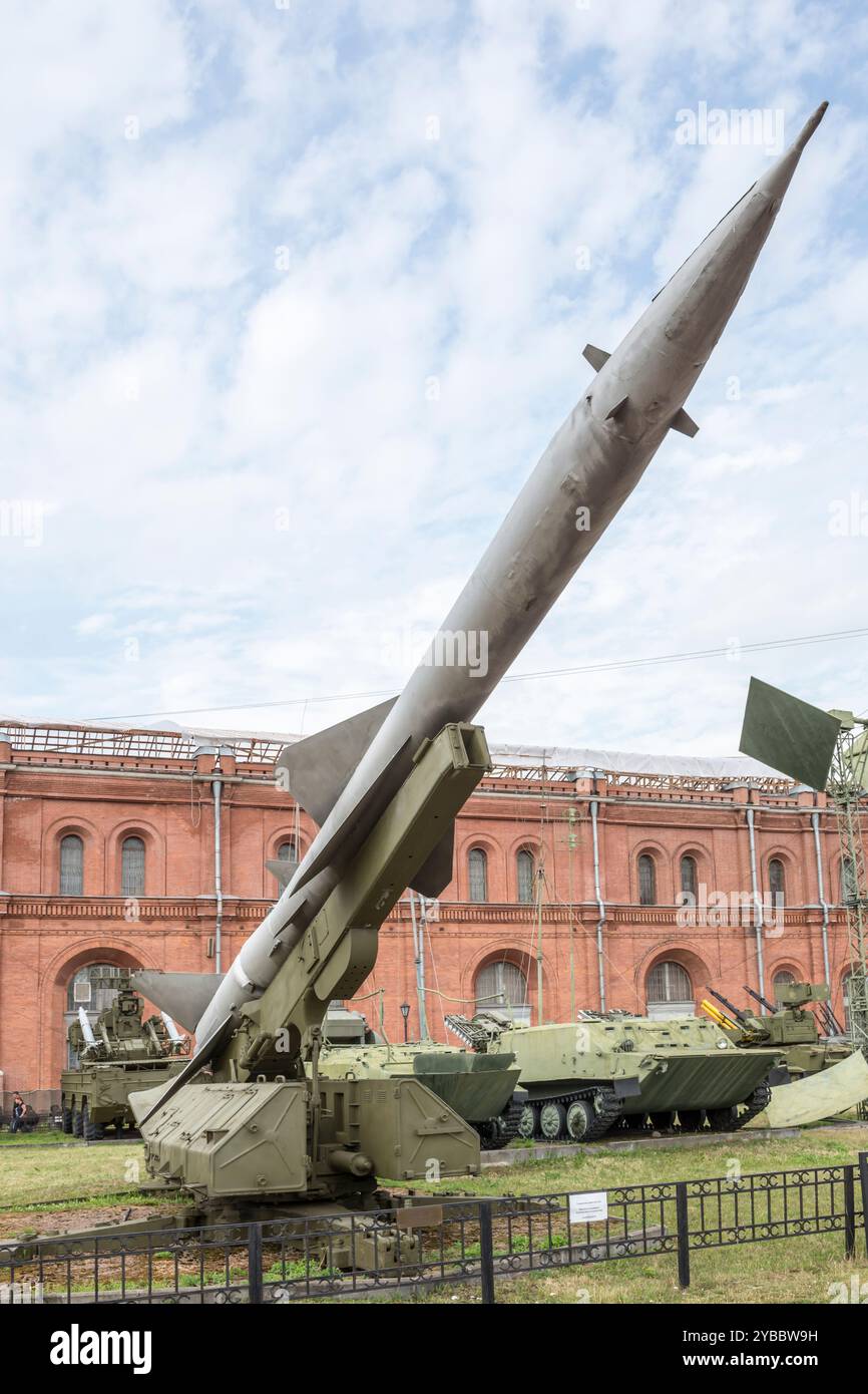 RUSSIA; SAN PIETROBURGO - 8 LUGLIO - missile antiaereo B-750 sul lanciatore SM-63 sistema missilistico antiaereo S-75, mod. 1957. Massa missile-2450 Foto Stock