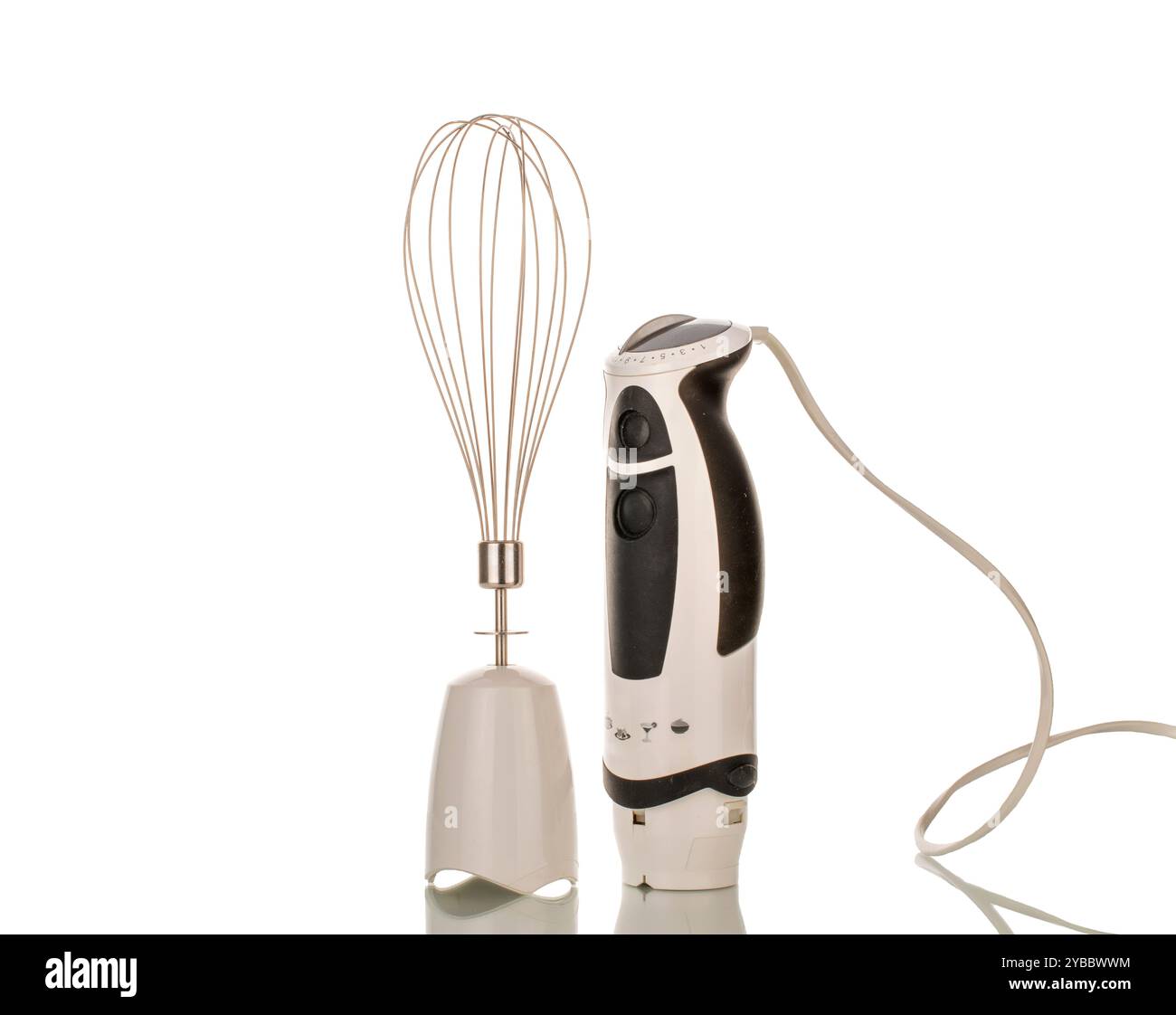Un mixer elettrico, macro, isolato su sfondo bianco. Foto Stock