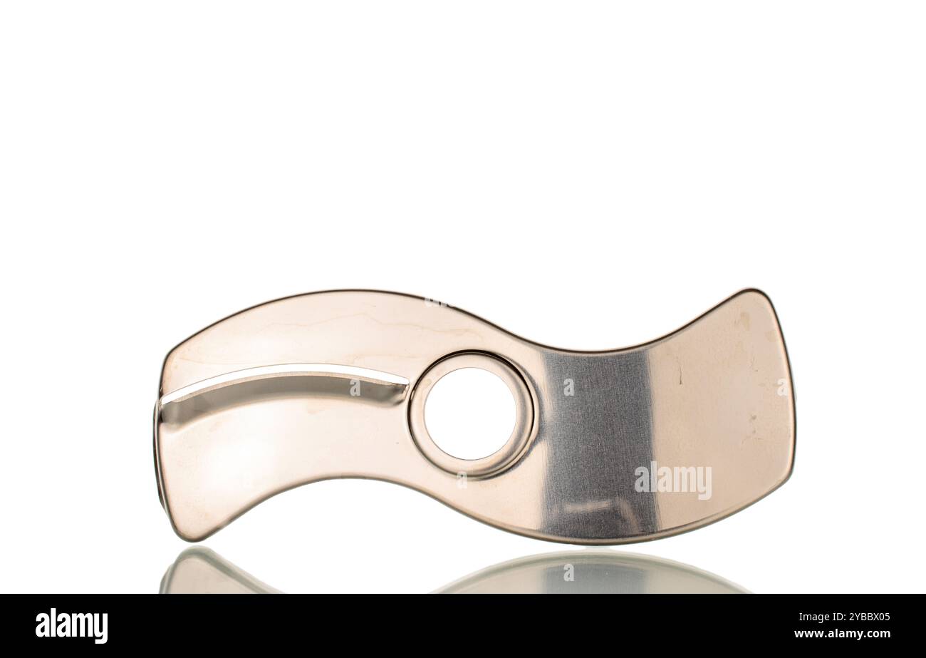 Un coltello miscelatore in metallo, macro, isolato su sfondo bianco. Foto Stock