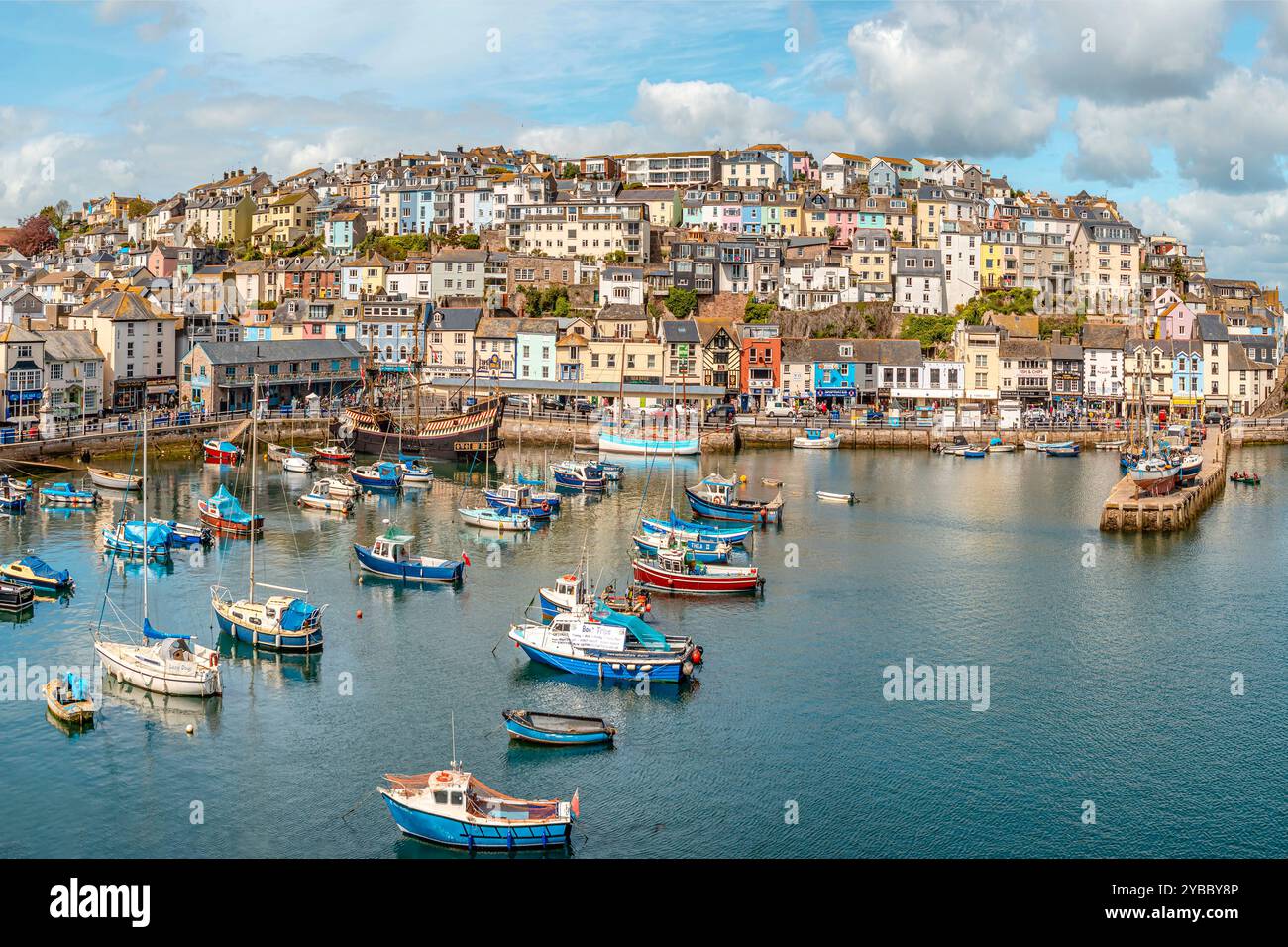 Vista di Brixham sulla costa di Torbay, Inghilterra Foto Stock