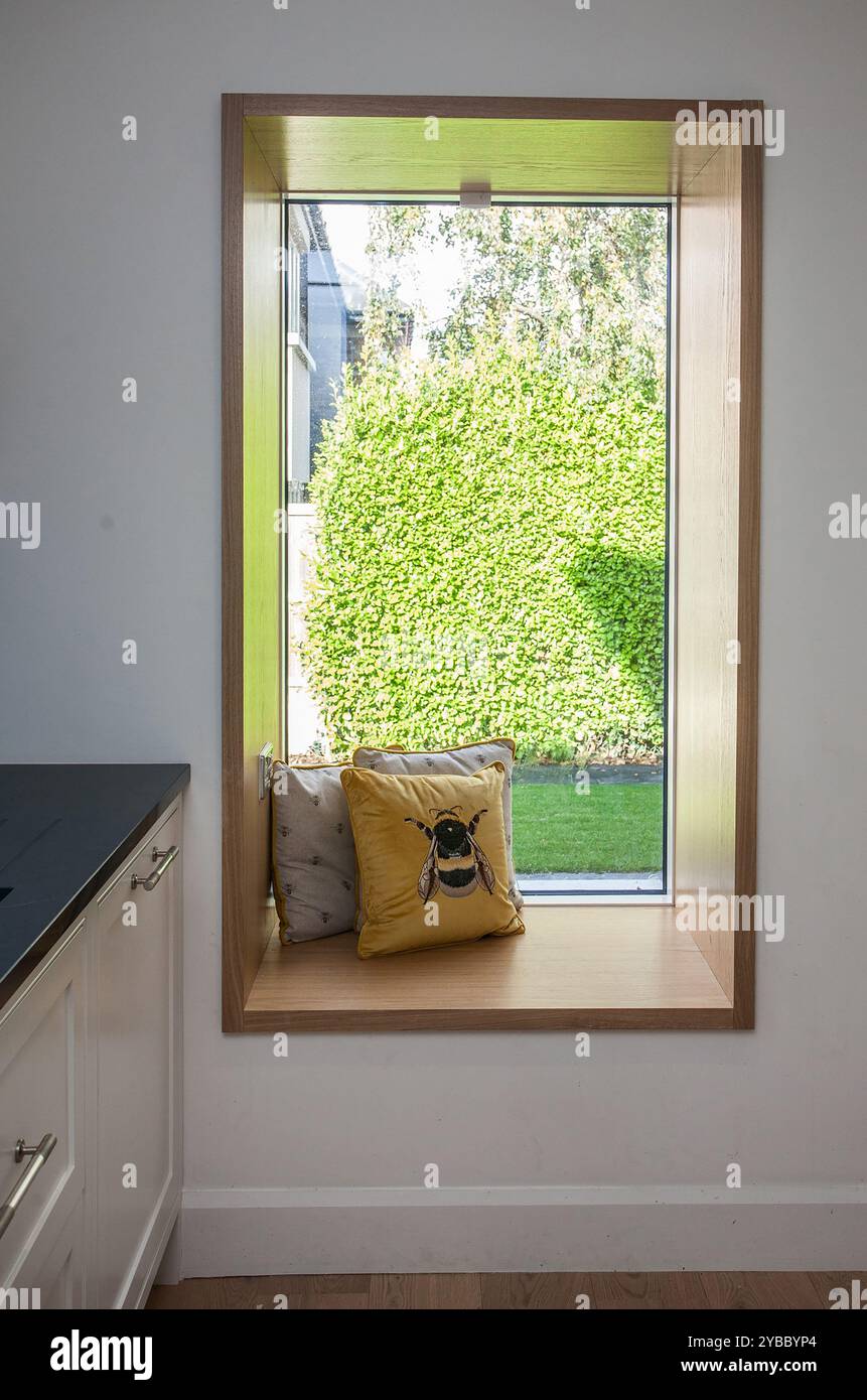 Sedile finestrino con cornice in legno Foto Stock