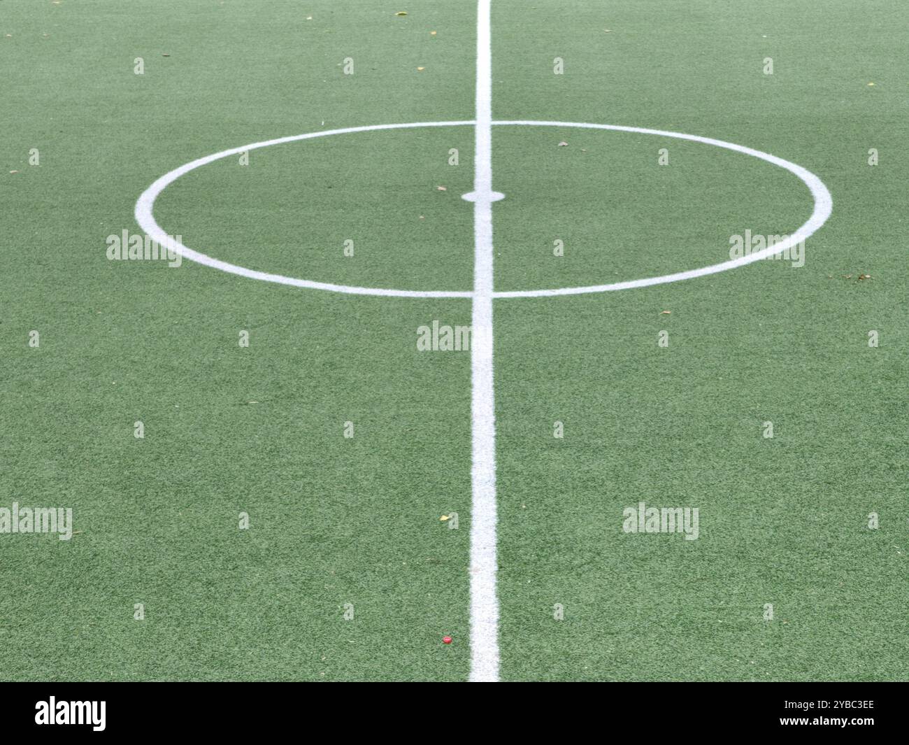 Inizio della partita: Primo piano del White Center Circle su un campo di calcio verde, pronto per il calcio d'inizio Foto Stock