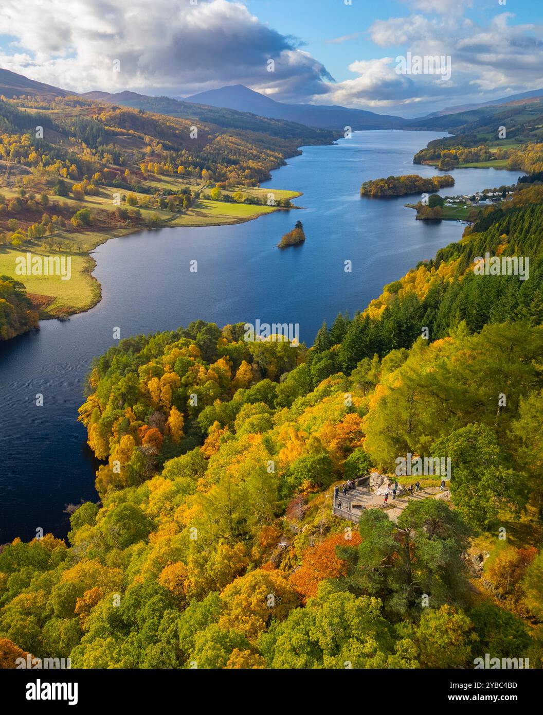 Vista aerea dal drone della famosa vista di Loch Tummel dal punto panoramico Queen's View in autunno, Pitlochry, Perthshire, Scozia, Regno Unito Foto Stock