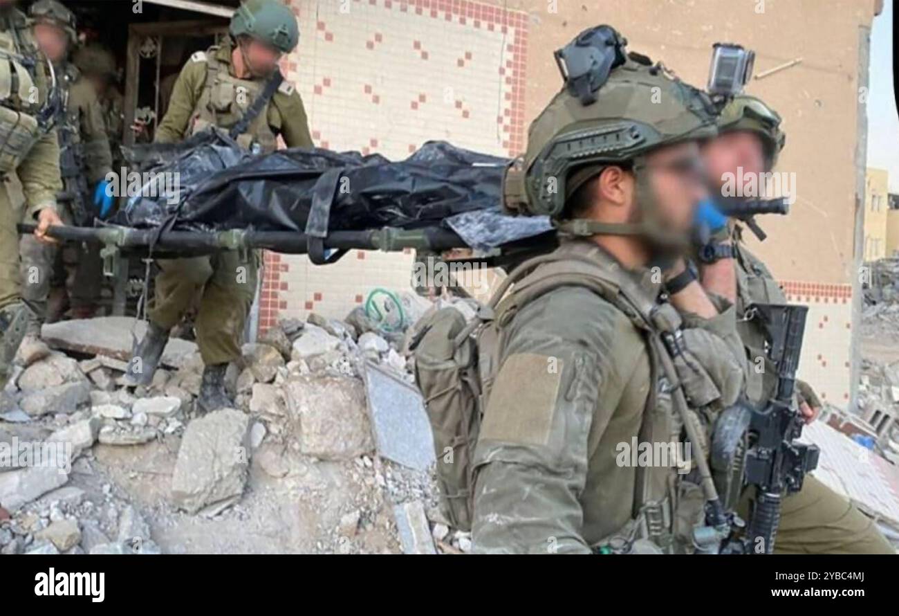 YAHYA SINWAR (1962-2024) leader di Hamas. I soldati israeliani rimuovono il suo corpo dopo che è stato ucciso a Gaza il 16 ottobre 2024. Foto: IDF Foto Stock