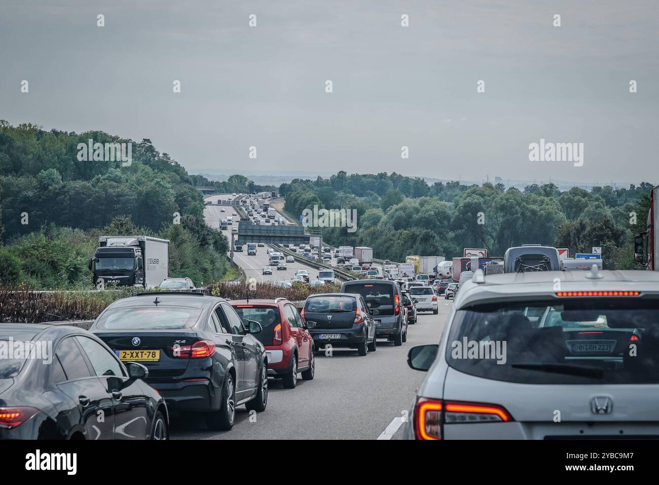 Stau, Autobahn, dichter Verkehr, Pkw, LKW, stockender Verkehr, Güterverkehr, Pendlerverkehr, Verzögerung, Verkehrsprobleme, CO2-Emissionen, Umweltbelastung, Infrastrukturprobleme, Diesel-Pkw, Klimadebatte, Energiekrise, steigende Kraftstoffpreise, Mobilitätswende, Verkehrsbehinderung, Lieferkettenprobleme, Klimaschutzmaßnahmen, Infrastrukturbelastung, Baustellenverkehr, Pendlerchaos, Verkehrspolitik, Verkehrsstau, rivenditore Verkehrsfluss, Symbolfoto *** ingorgo del traffico, autostrada, traffico pesante, automobili, camion, blocco delle carreggiate, traffico merci, traffico pendolare, ritardi, problemi di traffico, emissioni di CO2, invir Foto Stock