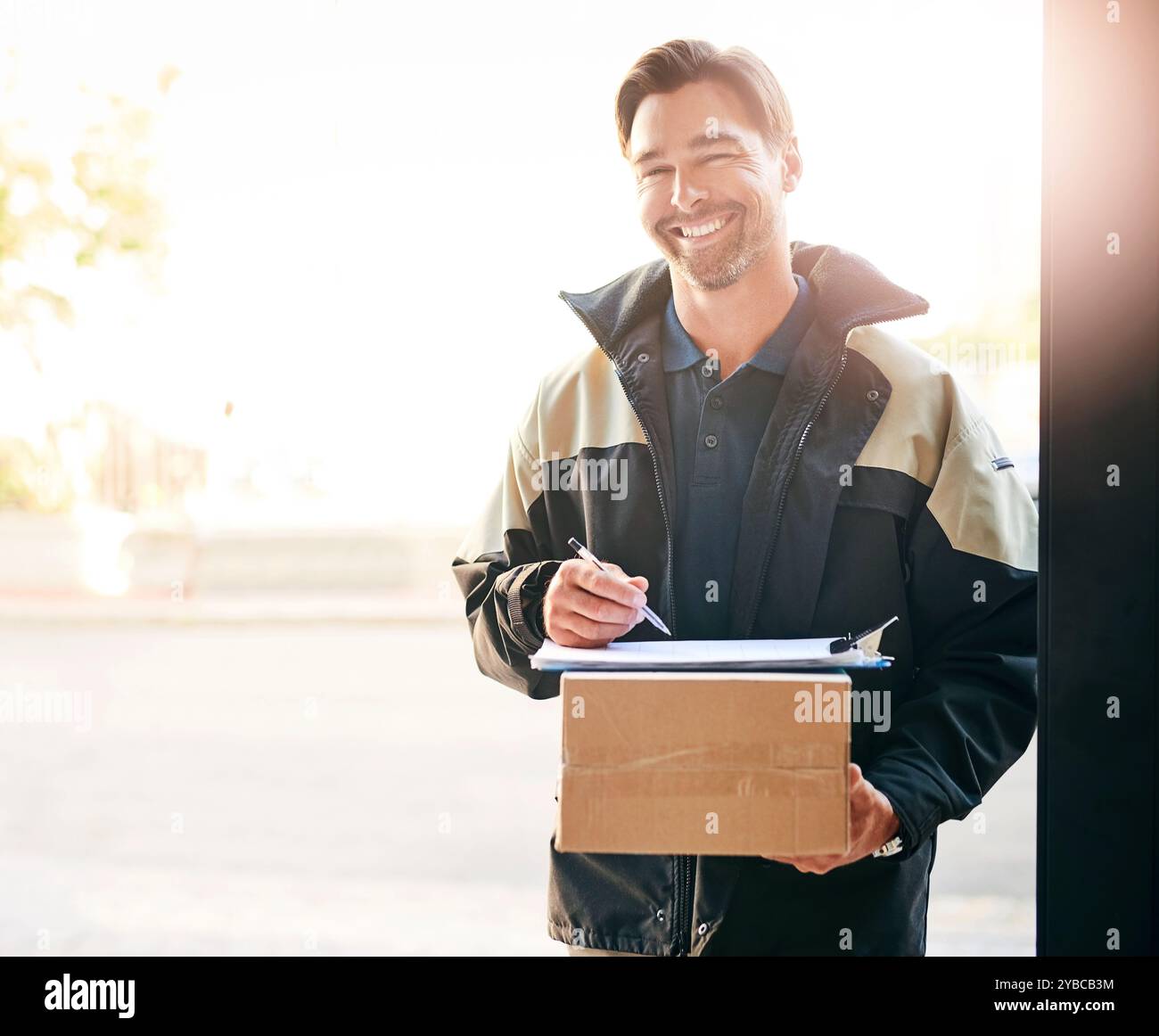 Consegna uomo, scatola e ritratto con una confezione e penna per la firma su carta alla porta anteriore. Operatore logistico con corriere pacchi in cartone Foto Stock