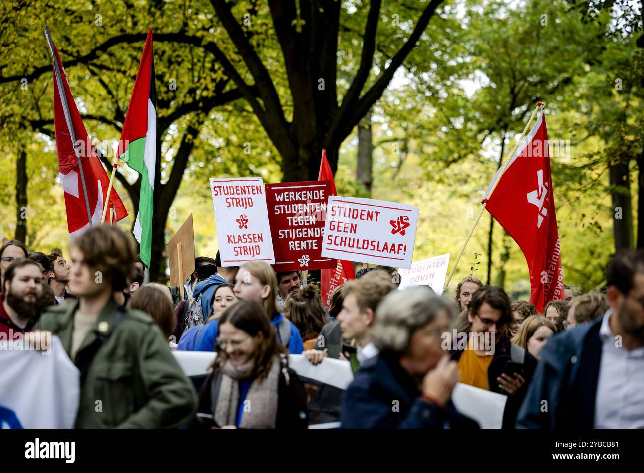 L'AIA - studenti e simpatizzanti durante una protesta dell'Unione Nazionale degli studenti (LSVb). C'è stata una dimostrazione contro i piani per un lungo studio multa e una ridotta borsa di studio di base. ANP ROBIN VAN LONKHUIJSEN netherlands Out - belgio Out Foto Stock