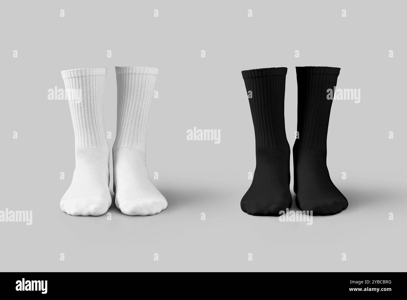 Mockup di calzini bianchi, neri alti, rendering 3D, vista frontale, isolamento sullo sfondo. Set di vestiti per gambe. Modello di eleganti ghette lunghe, per de Foto Stock