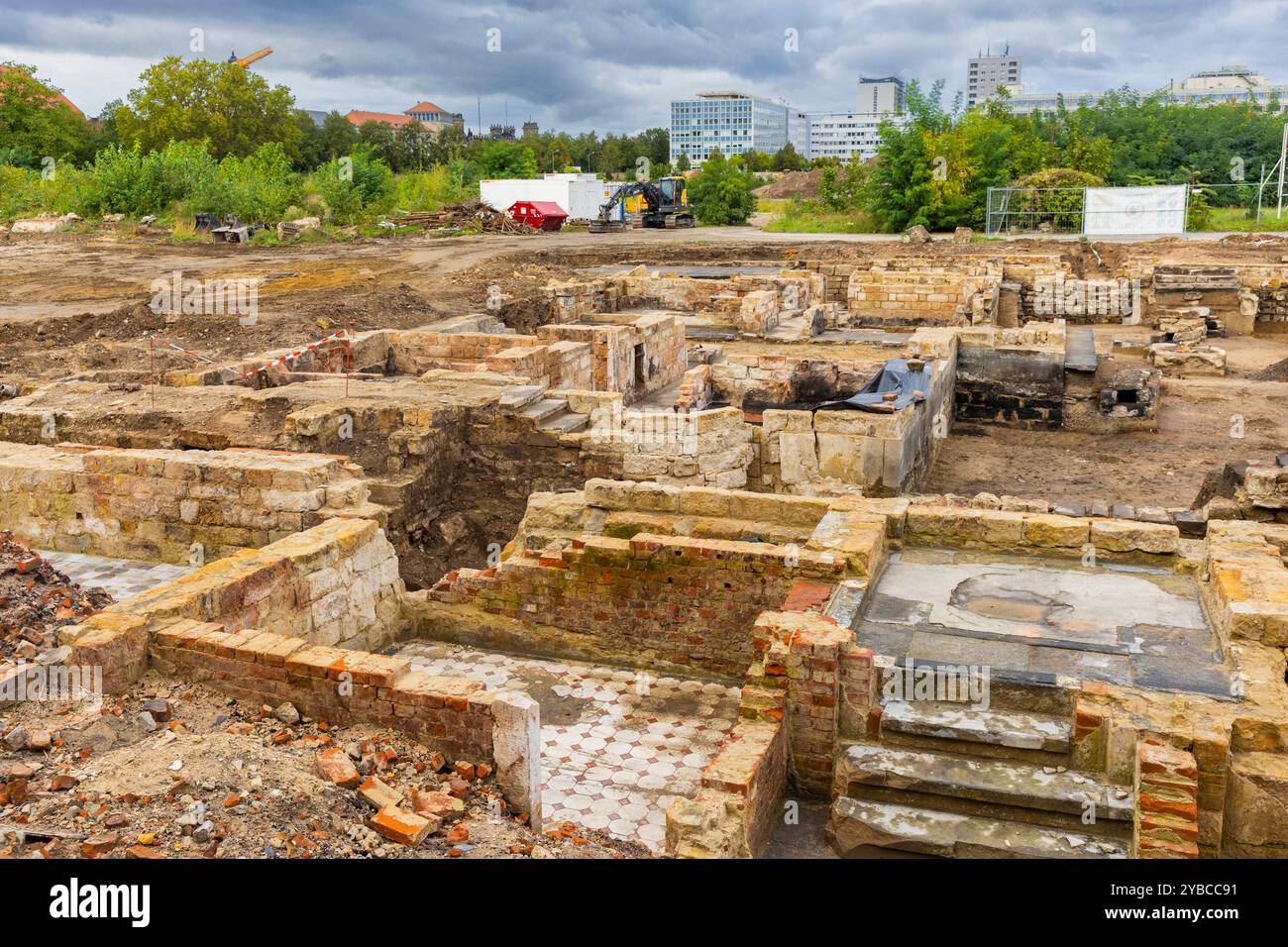 Ausgrabungen Seit Mitte Juni untersucht ein 9-köpfiges Team vom Landesamt für Archäologie Sachsen die nach 1945 unbebaut gebliebenen Flächen neben dem abgerissenen Robotron-Gebäude. Diese Maßnahme ist notwendig geworden, weil hier ein neues Wohnviertel mit Tiefgaragen entstehen wird und die für die Neubauten anstehenden Bauarbeiten die noch im Boden erhaltene Archäologie unwiederbringlich zerstören würden. Dabei wurden Baustrukturen und Keller der Bürgerhausbebauung 18. JH. bis 1945, vier mutmaßlich spätmittelalterlich / frühneuzeitliche Hauskellergruben und ein noch undatierter Gebäudegrundri Foto Stock