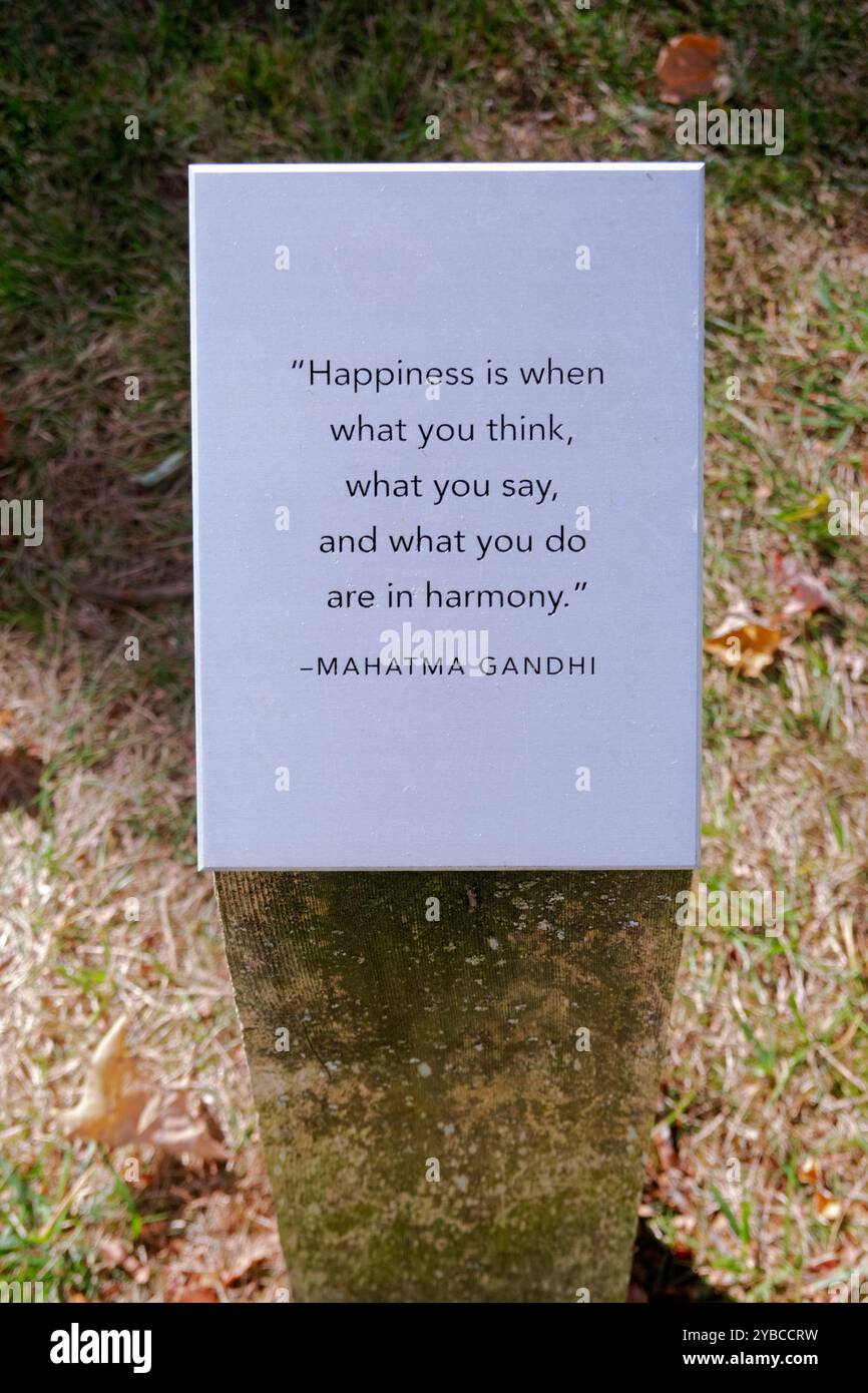 Un cartello all'esterno del Northern Westchester Hospital con una citazione Mahatma Gandhi indica che la felicità è quando i pensieri, ciò che dici e ciò che fai sono in armonia. Foto Stock