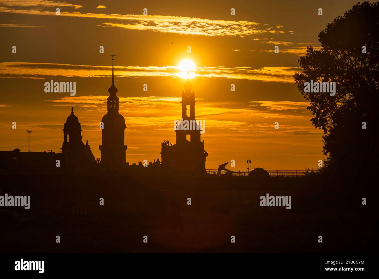 Dresda silhouette am Abend die historische Altstadt von Dresden an der Elbe vmit Ständehaus, Residenzschloss und Hofkirche. Dresda Sachsen Deutschland *** Dresda sagoma serale del centro storico di Dresda sull'Elba con Ständehaus, Residenzschloss e Hofkirche Dresda Sassonia Germania Foto Stock