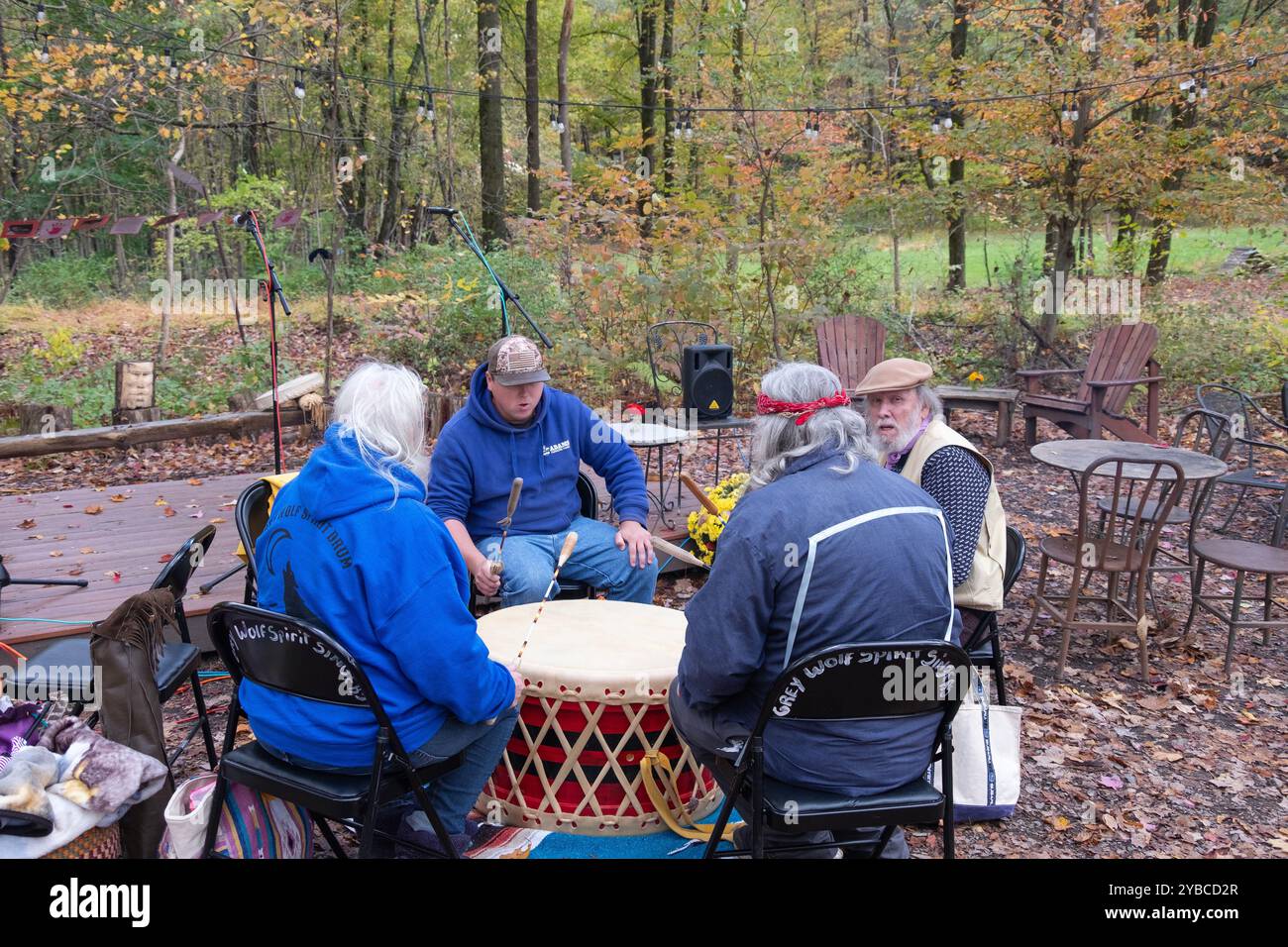 Un circolo di tamburi in occasione della festa del popolo indigeno. A New Paltz, New York, presso la Stone Martin Farm. Foto Stock