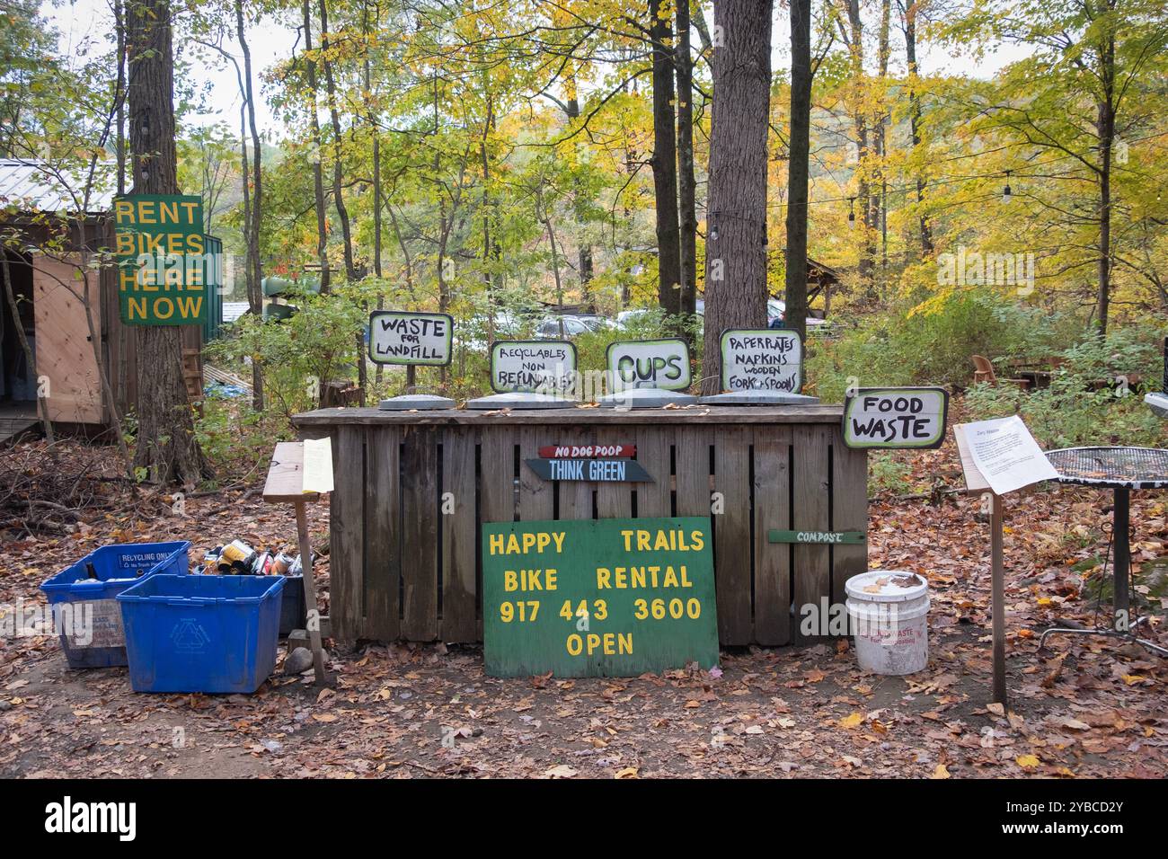L'area dei rifiuti presso il Rail Trail Cafe di Rosentrail. NY, un sobborgo di New Paltz e luogo della celebrazione del 2024 della giornata dei popoli indigeni Foto Stock