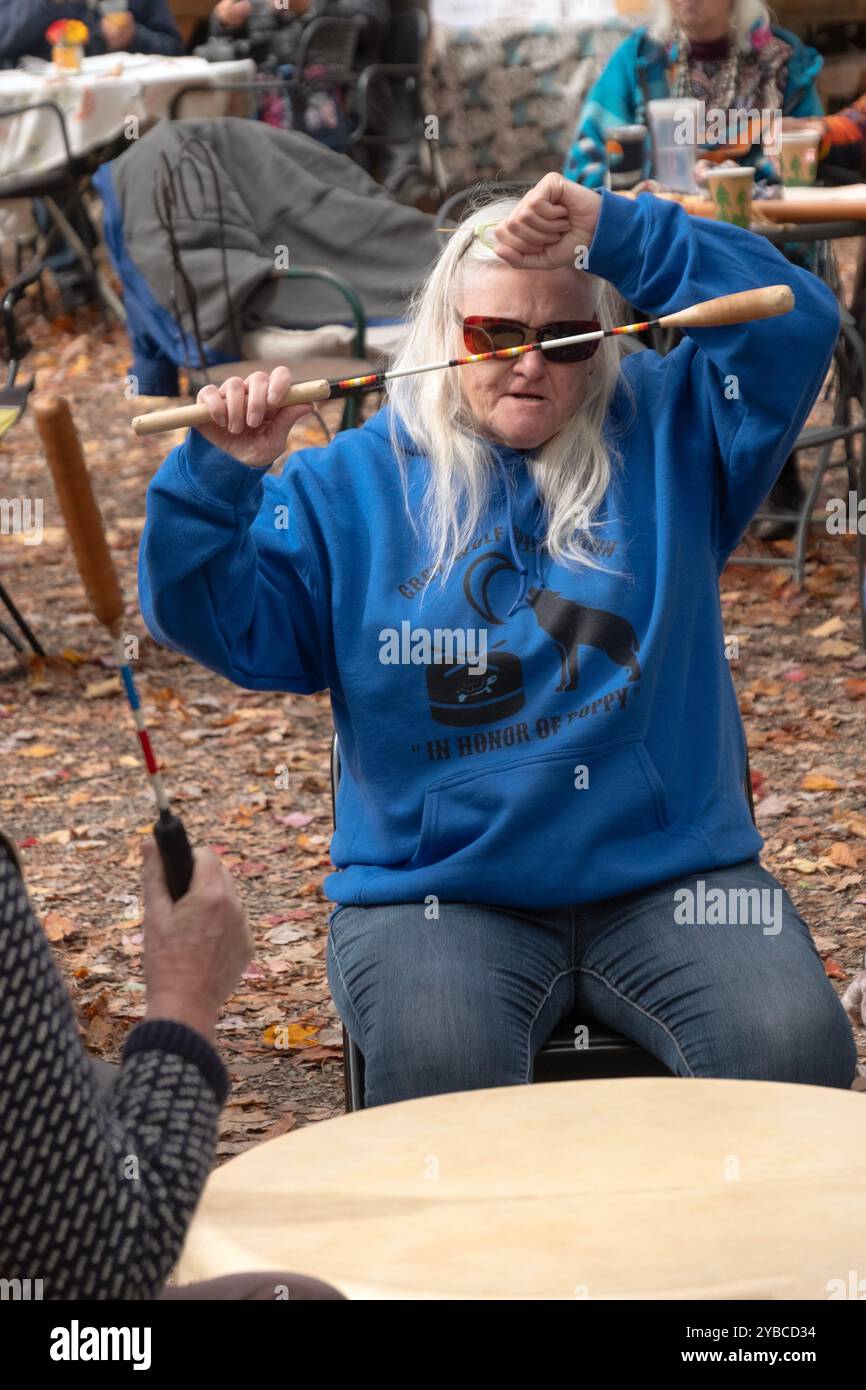 Una donna in un circolo di tamburi a una celebrazione della giornata dei popoli indigeni. A New Paltz, New York, presso la Stone Martin Farm, 2024. Foto Stock