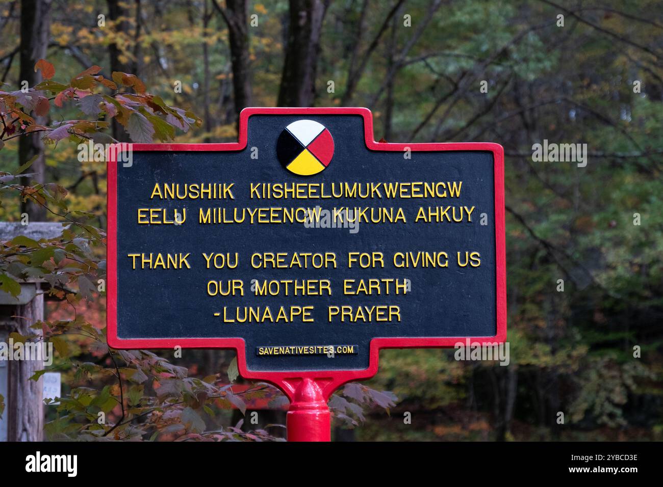 Un segno bilingue con una preghiera nativa americana Lunaape che ringrazia il creatore per averci dato madre Terra. Di Munsee Native Americans. Foto Stock