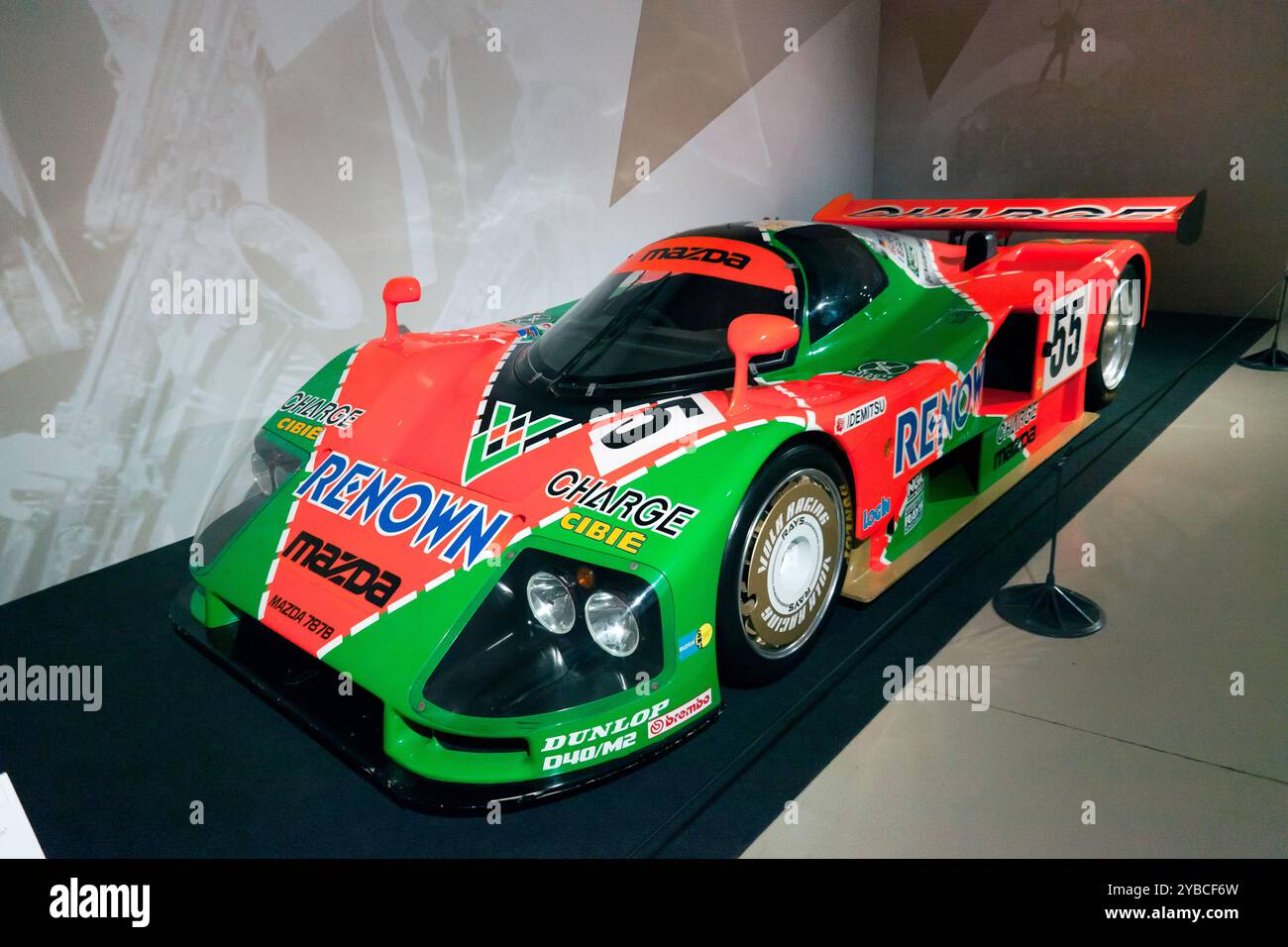 Vista frontale di tre quarti di una Mazda 787B, che ha vinto la 24 ore di le Mans 1991 grazie al suo motore rotativo. Foto Stock