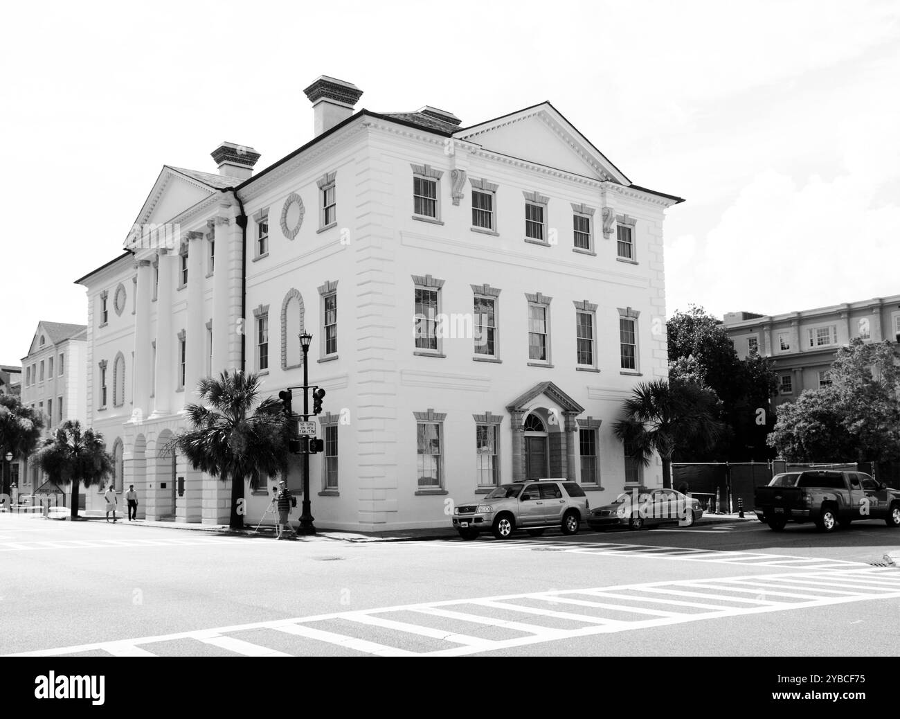 Lo storico tribunale della contea di Charleston a Charleston, South Carolina, costruito originariamente nel 1753, presenta una splendida architettura coloniale. Foto Stock
