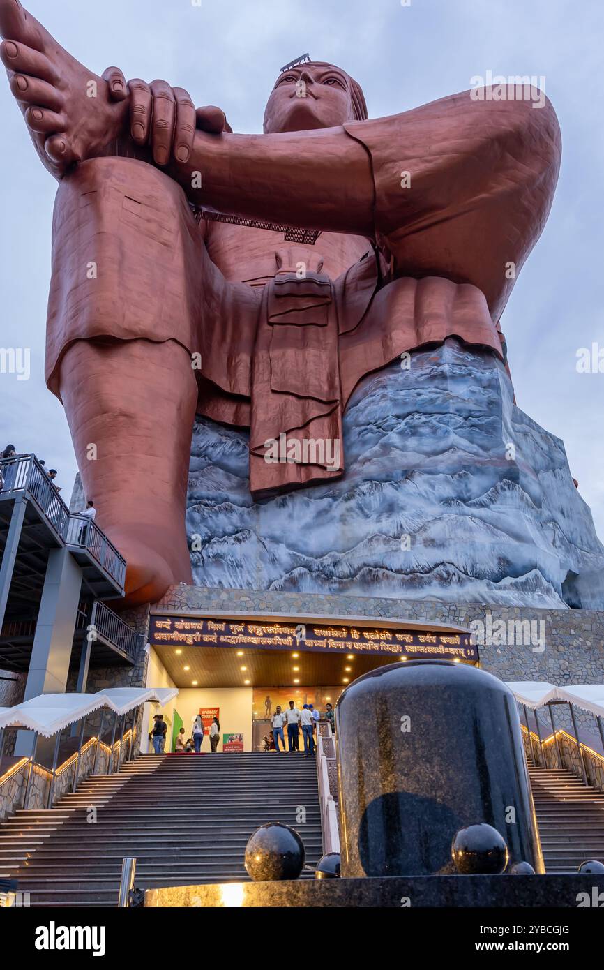 Statua del santo Dio indù Signore Shiva con shivlinga in postura di meditazione al giorno Foto Stock