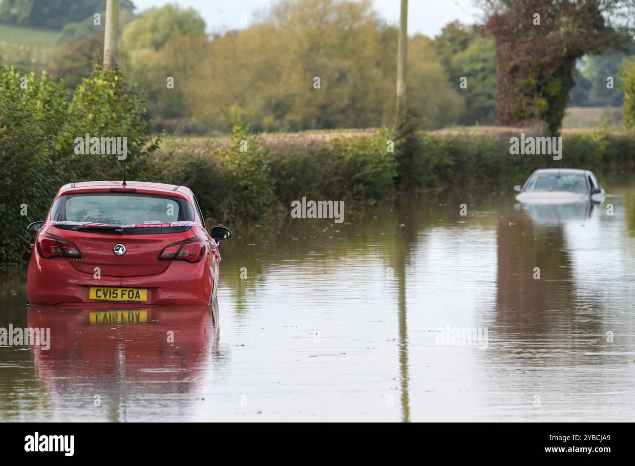 Lindridge, Worcestershire 18 ottobre 2024. Le auto si sono allagate sulla A443 a Lindridge dopo che il fiume tema ha fatto esplodere le sue rive. Tre auto furono bloccate nell'acqua alluvionale sulla strada che conduceva verso Tenbury Wells. Crediti: BNM/Alamy Live News Foto Stock