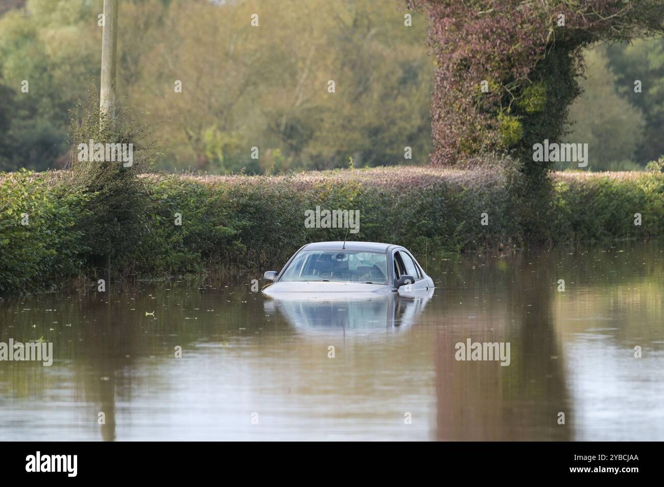 Lindridge, Worcestershire 18 ottobre 2024. Le auto si sono allagate sulla A443 a Lindridge dopo che il fiume tema ha fatto esplodere le sue rive. Tre auto furono bloccate nell'acqua alluvionale sulla strada che conduceva verso Tenbury Wells. Crediti: BNM/Alamy Live News Foto Stock