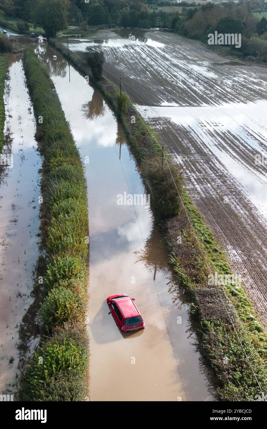 Lindridge, Worcestershire 18 ottobre 2024. Le auto si sono allagate sulla A443 a Lindridge dopo che il fiume tema ha fatto esplodere le sue rive. Tre auto furono bloccate nell'acqua alluvionale sulla strada che conduceva verso Tenbury Wells. Crediti: BNM/Alamy Live News Foto Stock