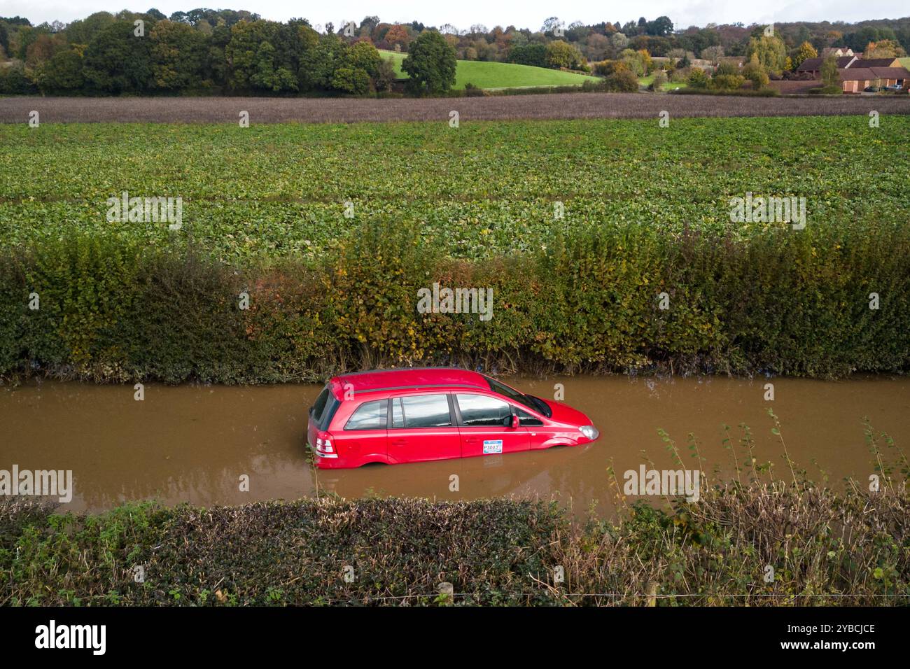 Lindridge, Worcestershire 18 ottobre 2024. Le auto si sono allagate sulla A443 a Lindridge dopo che il fiume tema ha fatto esplodere le sue rive. Tre auto furono bloccate nell'acqua alluvionale sulla strada che conduceva verso Tenbury Wells. Crediti: BNM/Alamy Live News Foto Stock