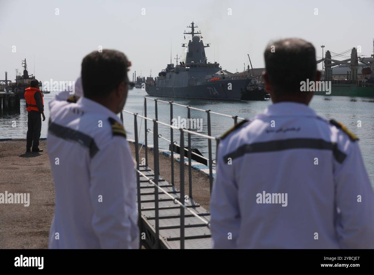 Bandar Abbas, Hormozgan, Iran. 18 ottobre 2024. Il corpo delle guardie rivoluzionarie islamiche (IRGC) e le forze navali dell'esercito iraniano hanno accolto con favore le flottiglie della Russia e del Sultanato dell'Oman al loro arrivo nelle acque territoriali iraniane. Osservatori di diversi paesi, tra cui India e Arabia Saudita, sono arrivati anche a Bandar Abbas. L'esercizio, parte del Simposio navale dell'Oceano Indiano (IIONS), mira a migliorare la sicurezza collettiva e la cooperazione marittima tra le nazioni partecipanti. (Immagine di credito: © Ufficio dell'Esercito iraniano tramite ZUMA Press Wire) SOLO USO EDITORIALE! Non per USO commerciale! Foto Stock