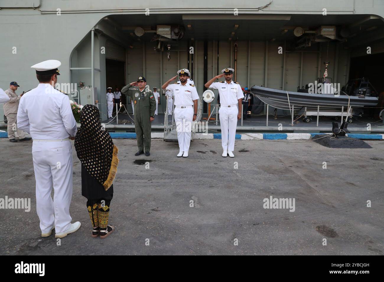 Bandar Abbas, Hormozgan, Iran. 18 ottobre 2024. Il corpo delle guardie rivoluzionarie islamiche (IRGC) e le forze navali dell'esercito iraniano hanno accolto con favore le flottiglie della Russia e del Sultanato dell'Oman al loro arrivo nelle acque territoriali iraniane. Osservatori di diversi paesi, tra cui India e Arabia Saudita, sono arrivati anche a Bandar Abbas. L'esercizio, parte del Simposio navale dell'Oceano Indiano (IIONS), mira a migliorare la sicurezza collettiva e la cooperazione marittima tra le nazioni partecipanti. (Immagine di credito: © Ufficio dell'Esercito iraniano tramite ZUMA Press Wire) SOLO USO EDITORIALE! Non per USO commerciale! Foto Stock