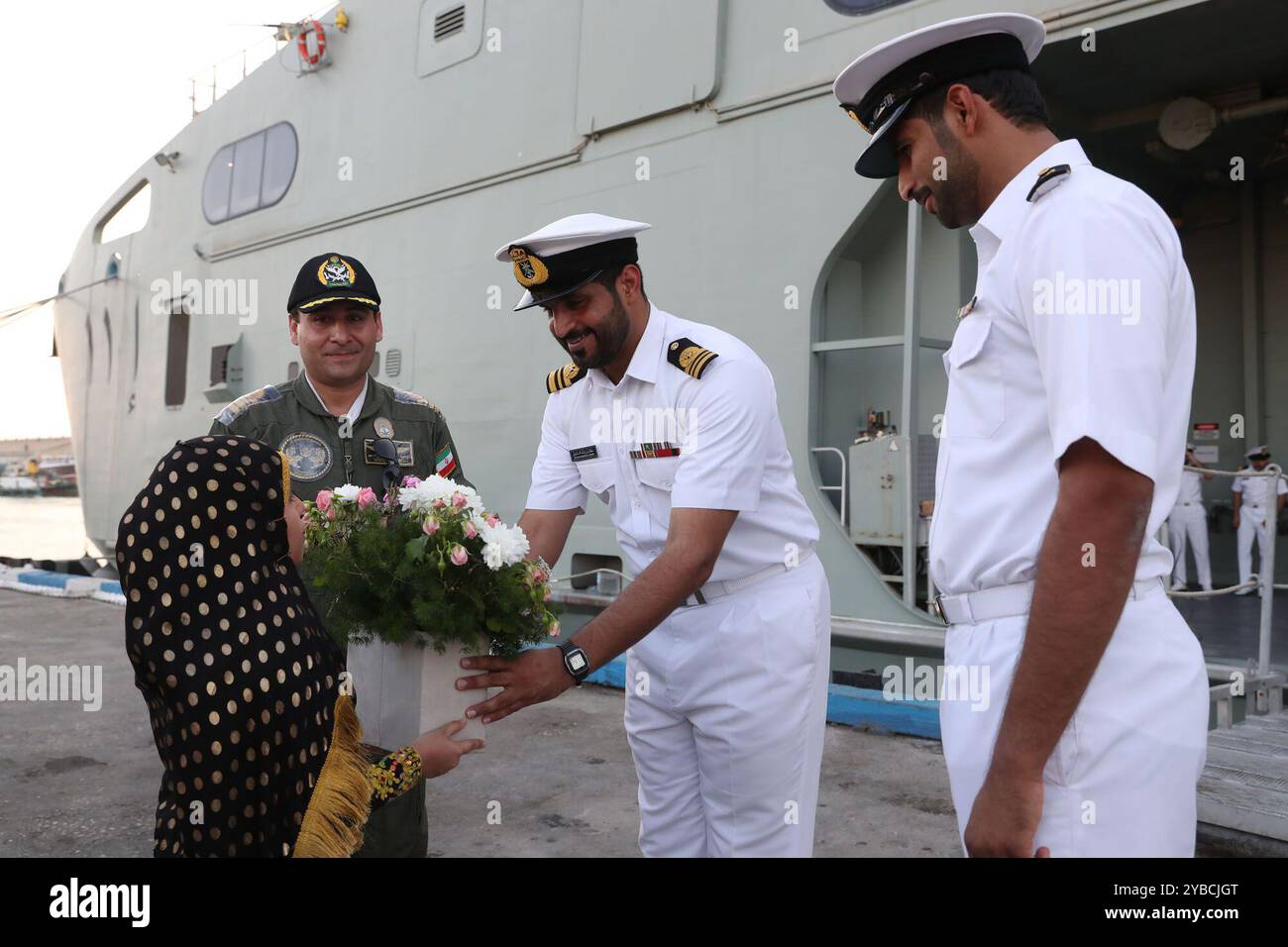 Bandar Abbas, Hormozgan, Iran. 18 ottobre 2024. Il corpo delle guardie rivoluzionarie islamiche (IRGC) e le forze navali dell'esercito iraniano hanno accolto con favore le flottiglie della Russia e del Sultanato dell'Oman al loro arrivo nelle acque territoriali iraniane. Osservatori di diversi paesi, tra cui India e Arabia Saudita, sono arrivati anche a Bandar Abbas. L'esercizio, parte del Simposio navale dell'Oceano Indiano (IIONS), mira a migliorare la sicurezza collettiva e la cooperazione marittima tra le nazioni partecipanti. (Immagine di credito: © Ufficio dell'Esercito iraniano tramite ZUMA Press Wire) SOLO USO EDITORIALE! Non per USO commerciale! Foto Stock