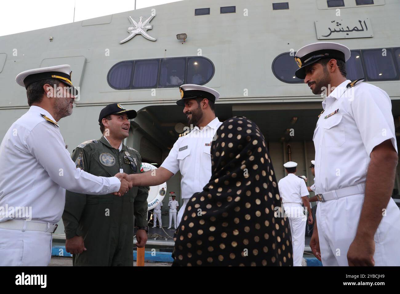 Bandar Abbas, Hormozgan, Iran. 18 ottobre 2024. Il corpo delle guardie rivoluzionarie islamiche (IRGC) e le forze navali dell'esercito iraniano hanno accolto con favore le flottiglie della Russia e del Sultanato dell'Oman al loro arrivo nelle acque territoriali iraniane. Osservatori di diversi paesi, tra cui India e Arabia Saudita, sono arrivati anche a Bandar Abbas. L'esercizio, parte del Simposio navale dell'Oceano Indiano (IIONS), mira a migliorare la sicurezza collettiva e la cooperazione marittima tra le nazioni partecipanti. (Immagine di credito: © Ufficio dell'Esercito iraniano tramite ZUMA Press Wire) SOLO USO EDITORIALE! Non per USO commerciale! Foto Stock