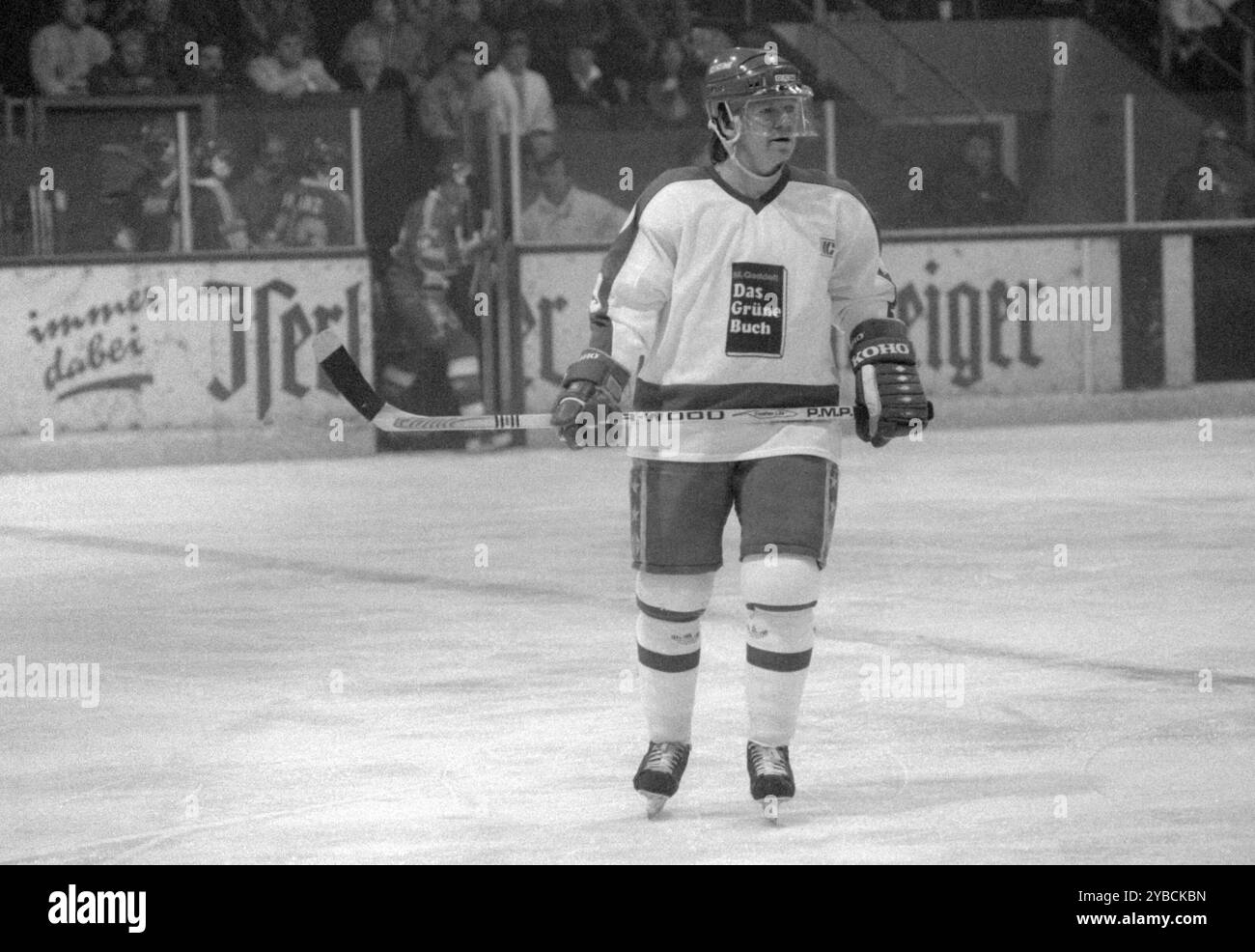 Ein Spieler des ECD Iserlohn mit Reklame fuer Muammar al-Gheddafis Das Gruene Buch œ auf dem Trikot im Spiel gegen Rosenheim, Iserlohn, 04.12.1987. NESSUN MODELLO RILASCIA un giocatore l'ECD Iserlohn con pubblicità per Muammar al Gheddafi il libro verde OE sulla maglia in partita contro Rosenheim Iserlohn 04 12 1987 no Model Release Foto Stock