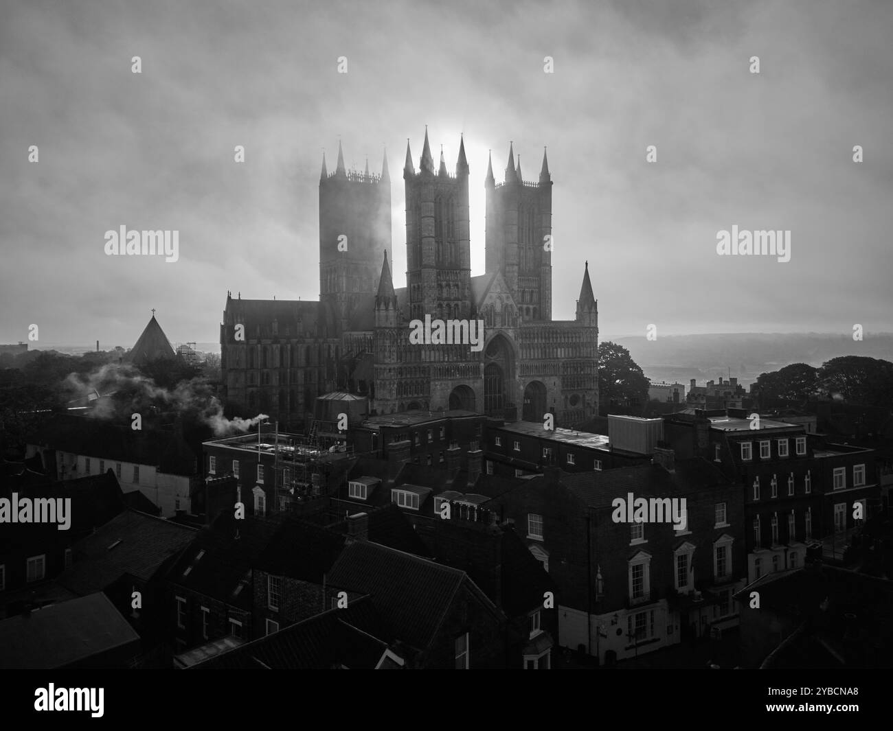 ©Phil Crow 2024 www.philcrow.comLincoln Cathedral è una splendida struttura gotica in Inghilterra, conosciuta per le sue torreggianti guglie, l'intricata architettura, e Foto Stock