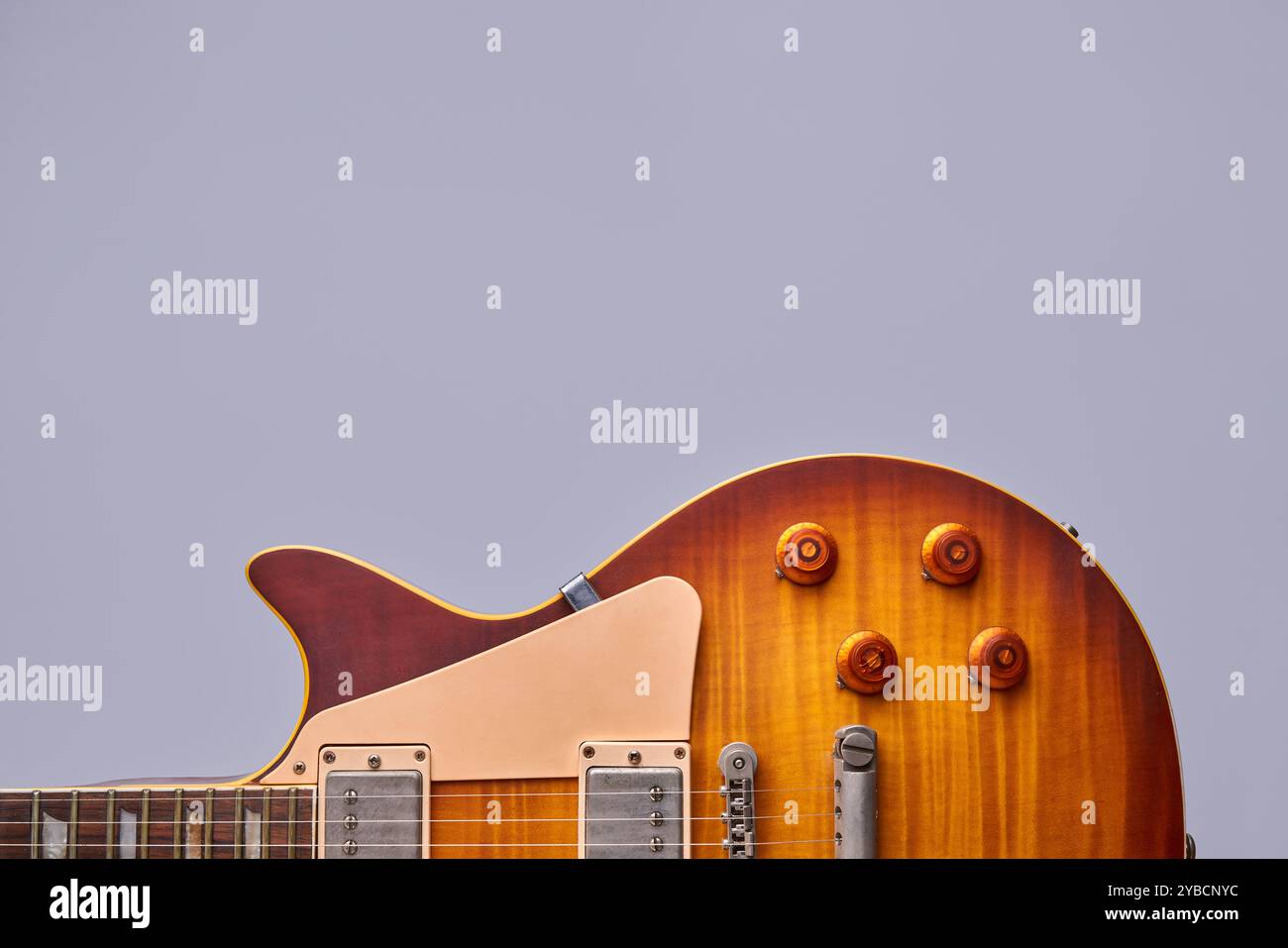 Chitarra elettrica generica invecchiata d'epoca isolata su Gray e spazio di copia sopra Foto Stock