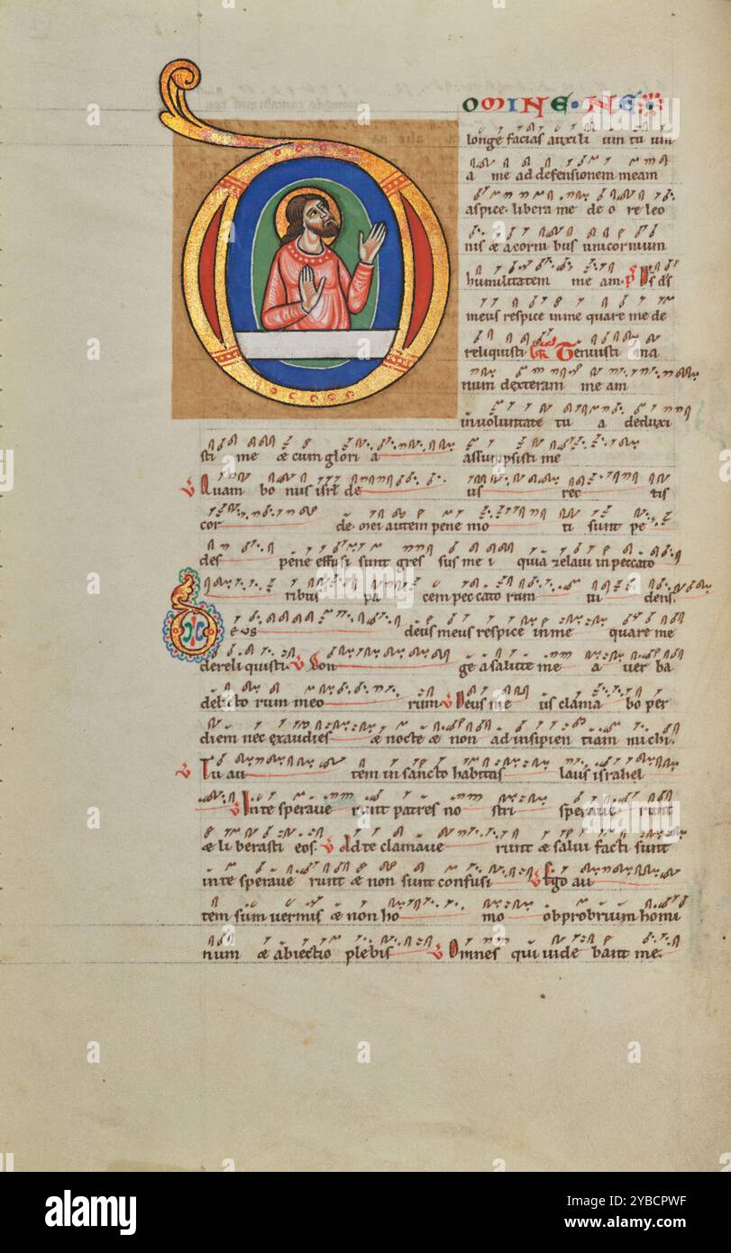 D iniziale: David in Prayer; Stammheim Missal, probabilmente anni '1170 Ulteriori informazioni: All'interno della D iniziale di apertura dell'introit per la domenica delle Palme, Re David prega. Volgendo il suo volto verso l'alto, invoca la prima riga del canto: Domine ne longe facias auxilium tuum a me, Signore, non portarmi via il tuo aiuto... ]. La notazione musicale scritta sopra il testo indica le melodie del canto. Foto Stock