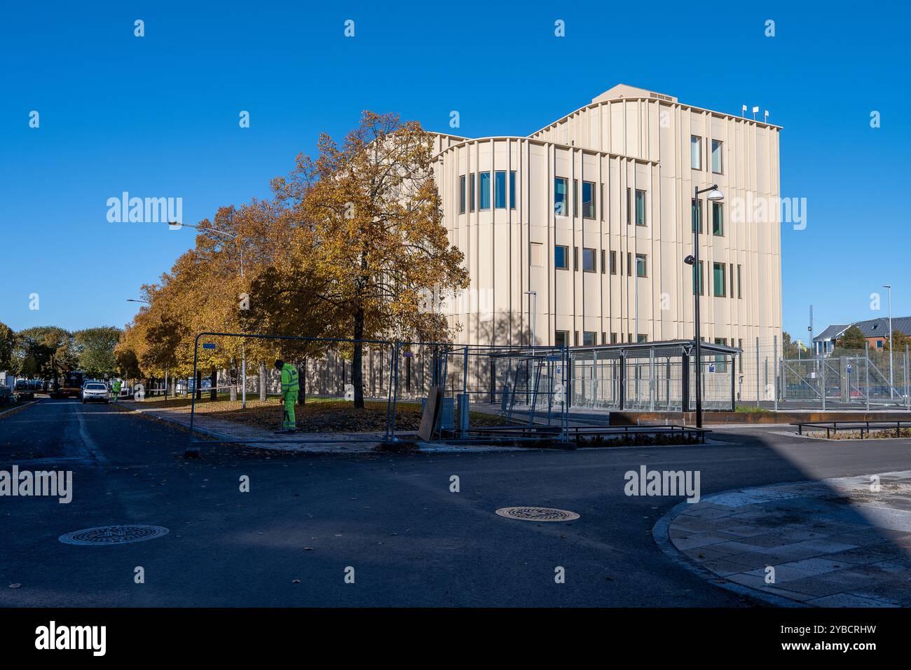Il nuovo tribunale distrettuale di Norrkoping, situato all'incrocio tra le strade Sveagatan e Orangerigatan, è stato inaugurato il 30 settembre 2024. Foto Stock