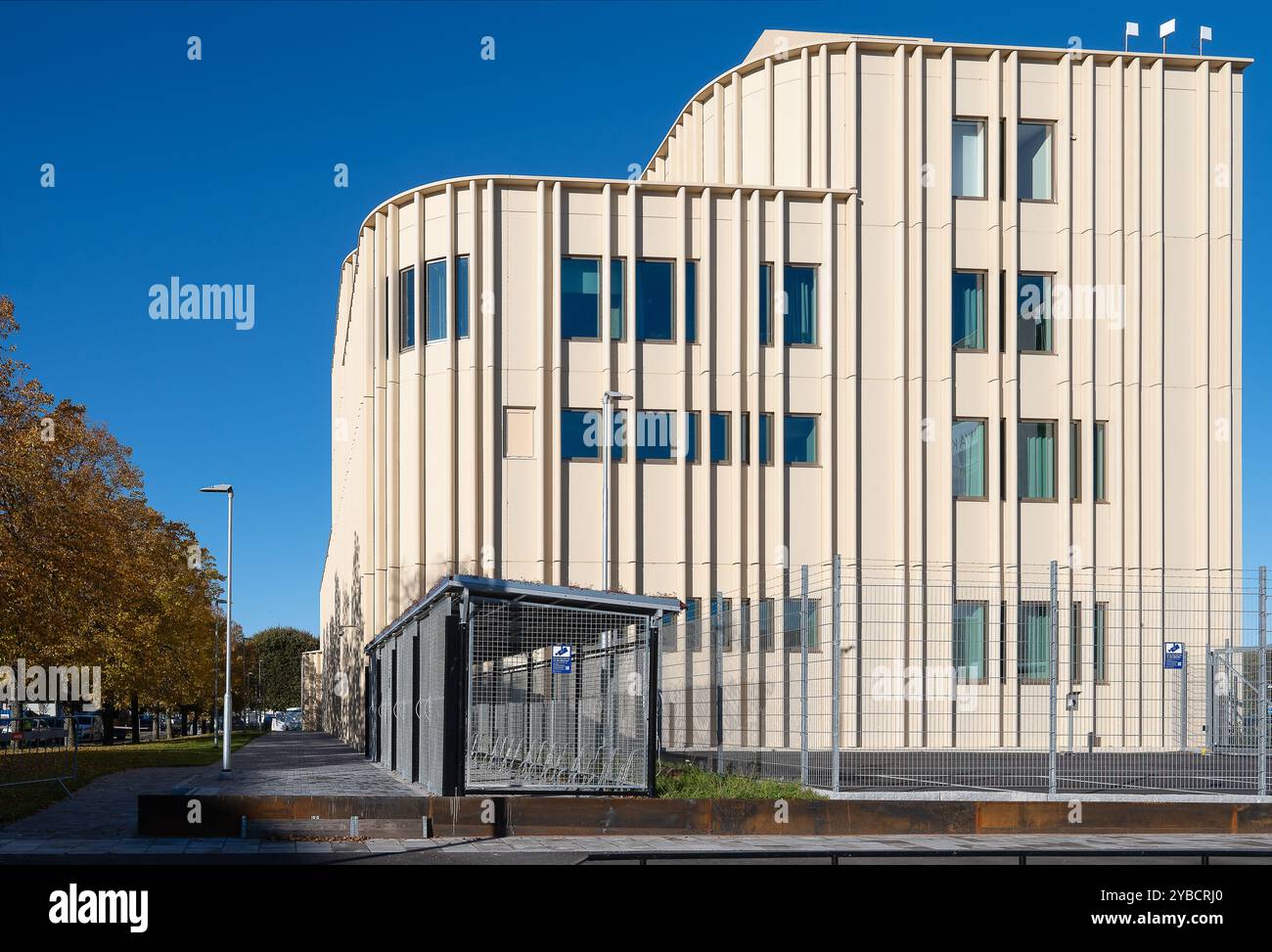 Il nuovo tribunale distrettuale di Norrkoping, situato all'incrocio tra le strade Sveagatan e Orangerigatan, è stato inaugurato il 30 settembre 2024. Foto Stock