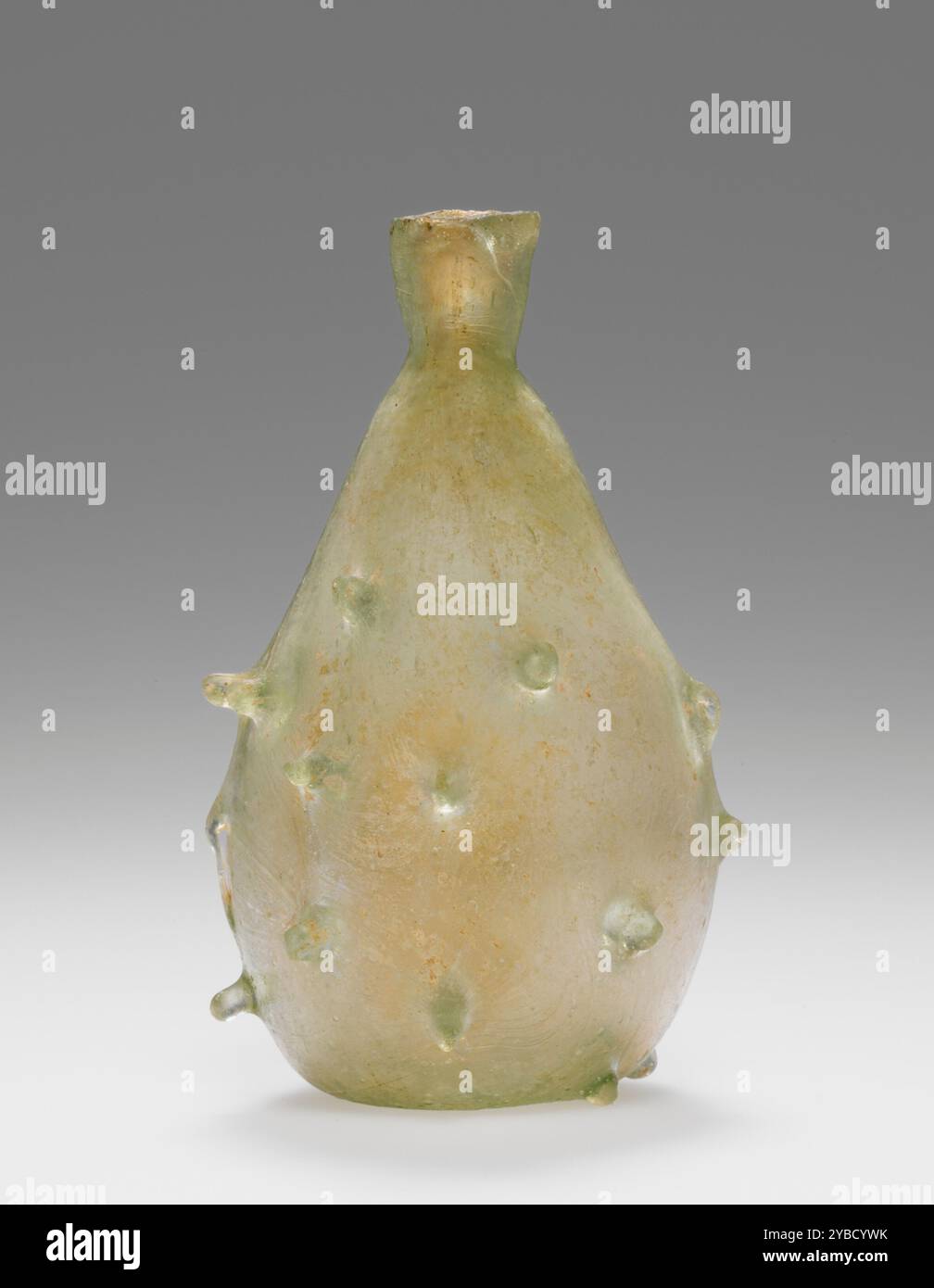 Matraccio, D.A. 1-300. Informazioni aggiuntive: Matraccio di vetro verde pallido soffiato. Corpo a forma di goccia decorato con 24 manopole formate pizzicando il parison e tirando verso l'esterno. Incavo in cui il pontil era fissato per formare una superficie piana sul fondo. Foto Stock